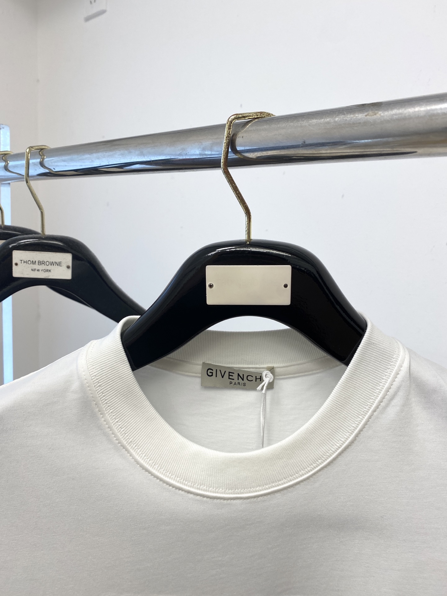 纪梵希、2025最新款短袖T恤，帅气时尚，胸前顶级刺绣印胶字母logo，简约百搭款。面料棉 不仅挺括，保