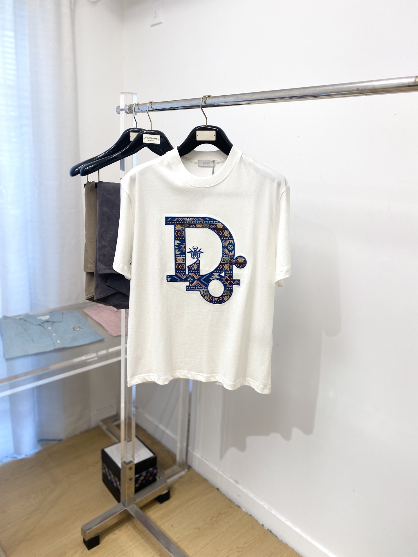 NO:499782,Dior, the latest short-sleeved T-shirt in 2025, handsome and fashionable, top-grade embroidered pattern letter logo on the chest, simple and versatile style. The fabric cotton is not only crisp, maintains the trendy silhouette, but also comfortable to wear, and the yarn is more delicate, the number of codes XS-XL,,dior,T-shirt,tees,t-shirt,alexander wang19860909迪奥、2025最新款短袖T恤,帅气时尚,胸前顶级刺绣图案字母logo,简约百搭款.面料棉 不仅挺括,保持潮流的廓形,又穿着舒适,纱织更细腻,码数XS-XL,,dior,T-shirt,tees，t-shirt,alexander wang,Men's clothing