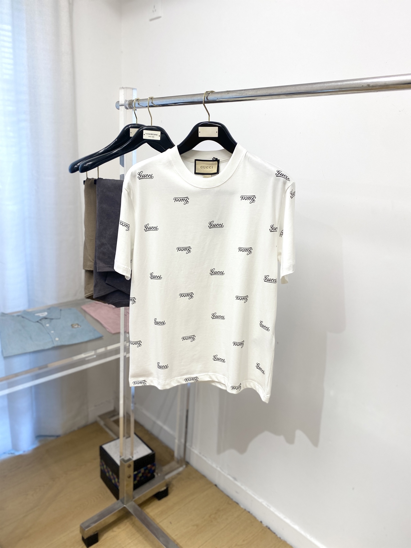 NO:499786,Guqi, the latest short-sleeved T-shirt in 2025, handsome and fashionable, top-level digital positioned printed letter logo, simple and versatile style. Fabric cotton is not only crisp, maintains a fashionable silhouette, but also comfortable to wear, and the yarn is more delicate, the number XS-XL, T-shirt,tees, t-shirt,alexander wang19860909古奇、2025最新款短袖T恤,帅气时尚,顶级数码定位印花字母logo,简约百搭款.面料棉 不仅挺括,保持潮流的廓形,又穿着舒适,纱织更细腻,码数XS-XL,,T-shirt,tees，t-shirt,alexander wang,Men's clothing