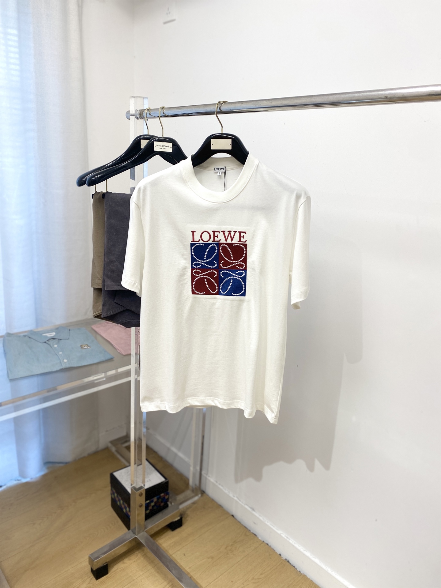 NO:499794,Luo Yiwei, the latest short-sleeved T-shirt in 2025, handsome and fashionable, exquisite embroidered letter pattern logo on the chest, simple and versatile style. The fabric cotton is not only crisp, maintains the trendy silhouette, but also comfortable to wear, and the yarn is more delicate, the number of codes XS-XL, loewe, T-shirt, tees, t-shirt, alexander wang19860909罗意威、2025最新款短袖T恤,帅气时尚,胸前精致刺绣字母图案logo,简约百搭款.面料棉 不仅挺括,保持潮流的廓形,又穿着舒适,纱织更细腻,码数XS-XL,,loewe,T-shirt,tees，t-shirt,alexander wang,Men's clothing