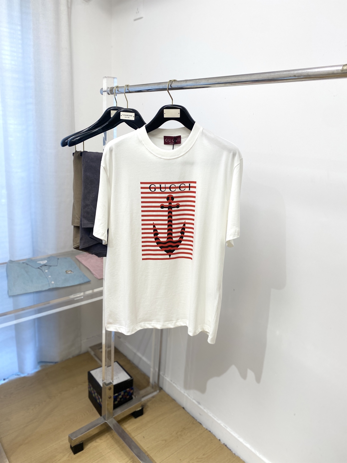 NO:499798,Guqi, the latest short-sleeved T-shirt in 2025, handsome and fashionable, top-grade printed letter pattern logo on the chest, simple and versatile style. The fabric cotton is not only crisp, maintains the trendy silhouette, but also comfortable to wear, and the yarn is more delicate, the number of codes XS-XL, T-shirt,tees, t-shirt,alexander wang19860909古奇、2025最新款短袖T恤,帅气时尚,胸前顶级印花字母图案logo,简约百搭款.面料棉 不仅挺括,保持潮流的廓形,又穿着舒适,纱织更细腻,码数XS-XL,,T-shirt,tees，t-shirt,alexander wang,Men's clothing