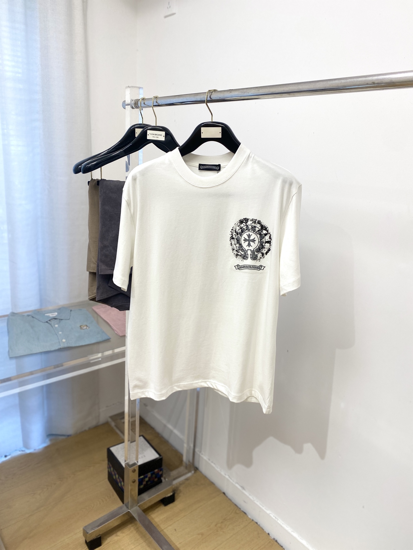 NO:499802,Croxin, the latest short-sleeved T-shirt in 2025, handsome and fashionable, top-grade embroidered printed letter pattern logo on the chest, simple and versatile style. The fabric cotton is not only crisp, maintains the trendy silhouette, but also comfortable to wear, and the yarn is more delicate, the number of codes XS-XL, chrome hearts, T-shirt, tees, t-shirt, alexander wang19860909克罗心、2025最新款短袖T恤,帅气时尚,胸前顶级刺绣印花字母图案logo,简约百搭款.面料棉 不仅挺括,保持潮流的廓形,又穿着舒适,纱织更细腻,码数XS-XL,,chrome hearts,T-shirt,tees，t-shirt,alexander wang,Men's clothing