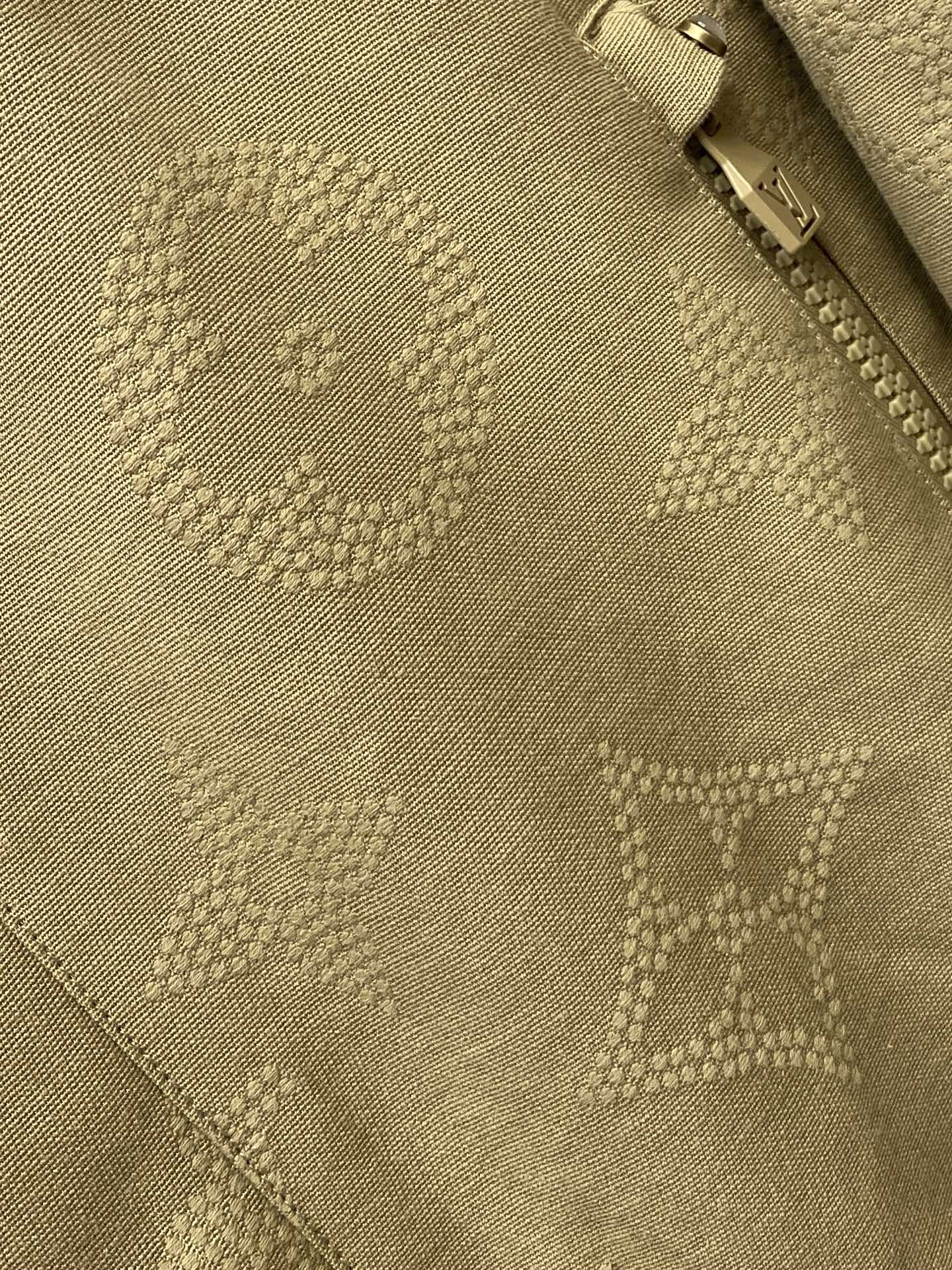 “Louis Vuitton 2025 Jackets: Fashionable Embroidered Logo Designs in Original Fabric at Affordable Prices” - 图片 6