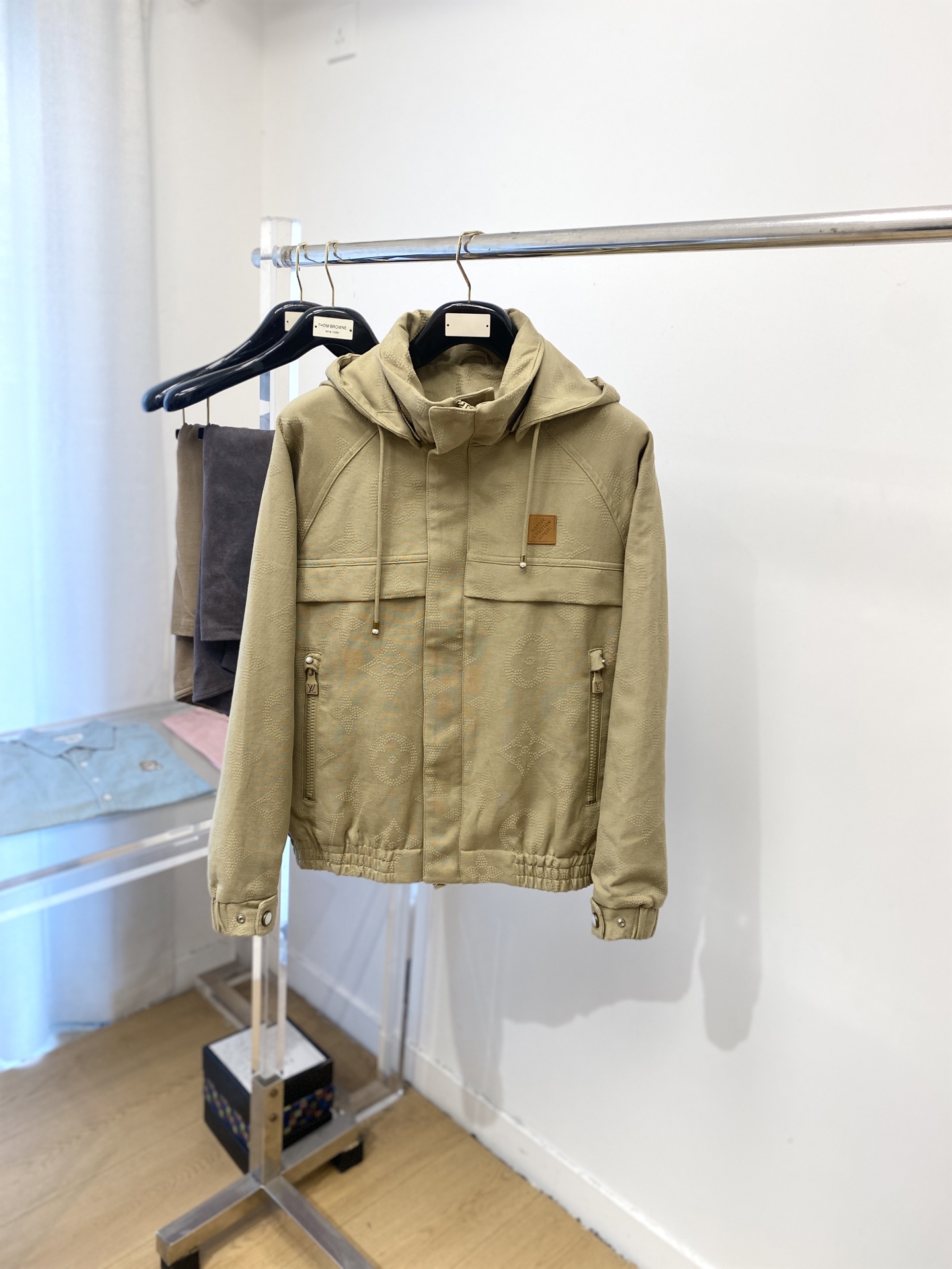 “Louis Vuitton 2025 Jackets: Fashionable Embroidered Logo Designs in Original Fabric at Affordable Prices” - 图片 1