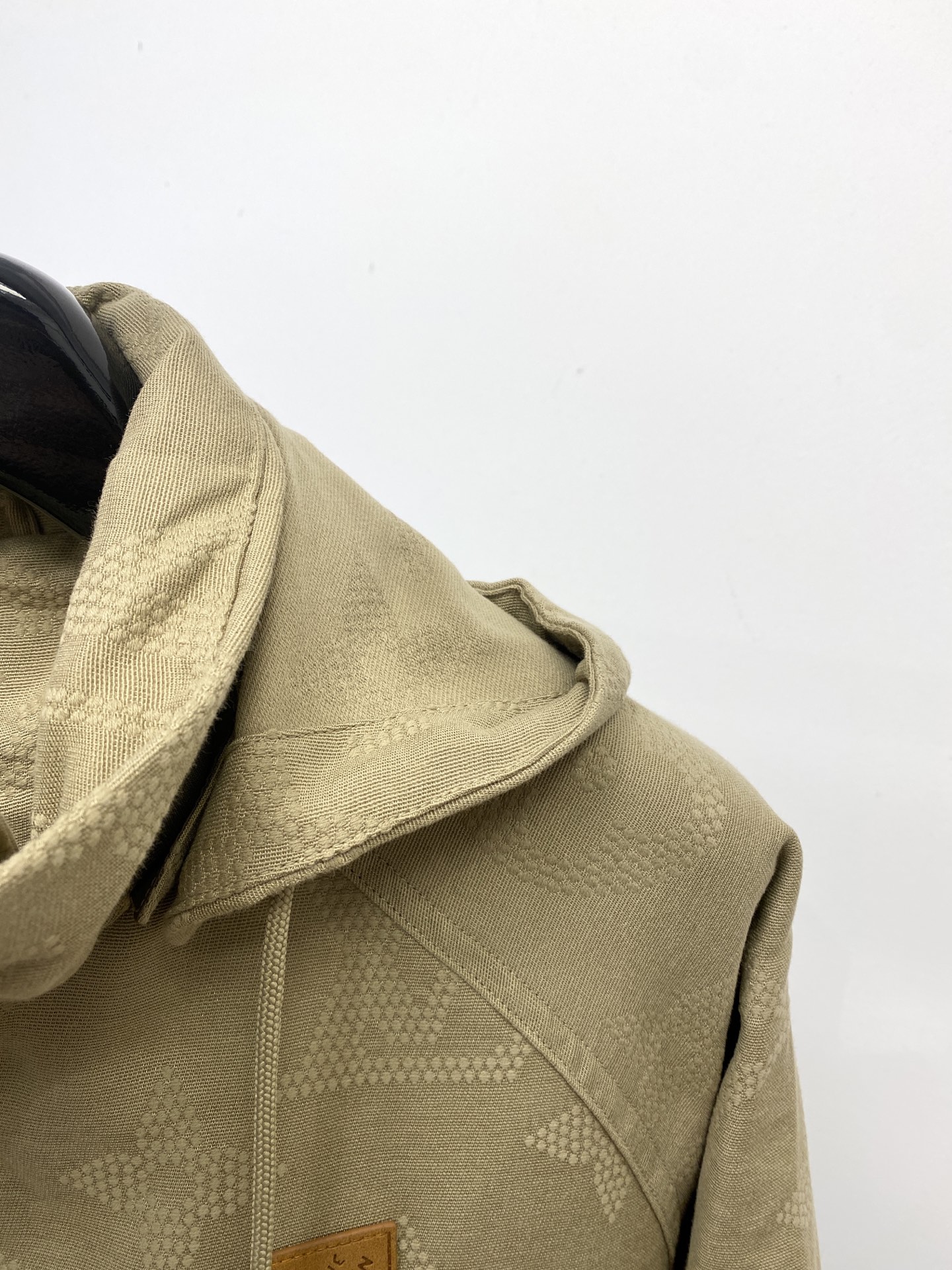 “Louis Vuitton 2025 Jackets: Fashionable Embroidered Logo Designs in Original Fabric at Affordable Prices” - 图片 3