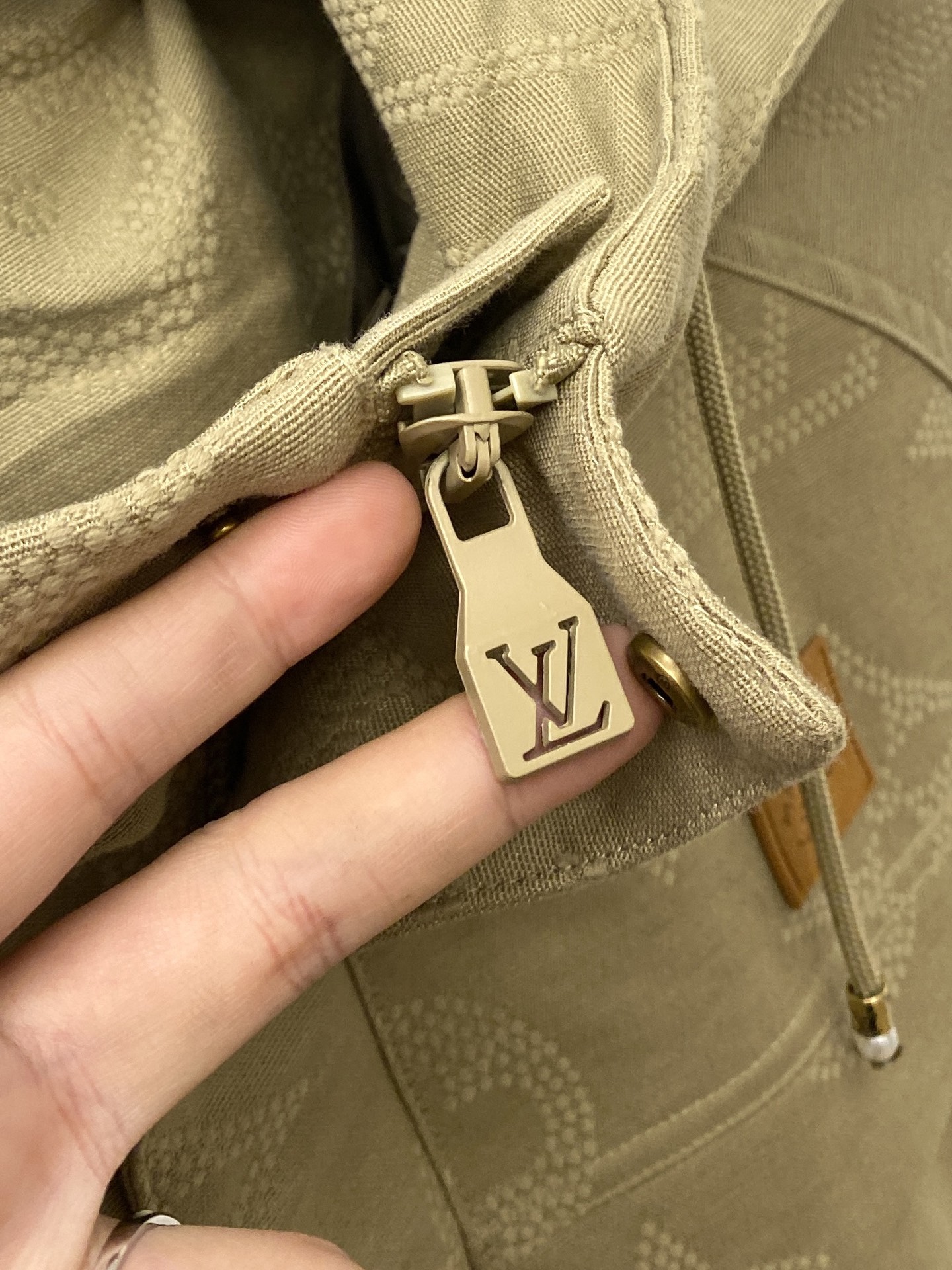 “Louis Vuitton 2025 Jackets: Fashionable Embroidered Logo Designs in Original Fabric at Affordable Prices” - 图片 7