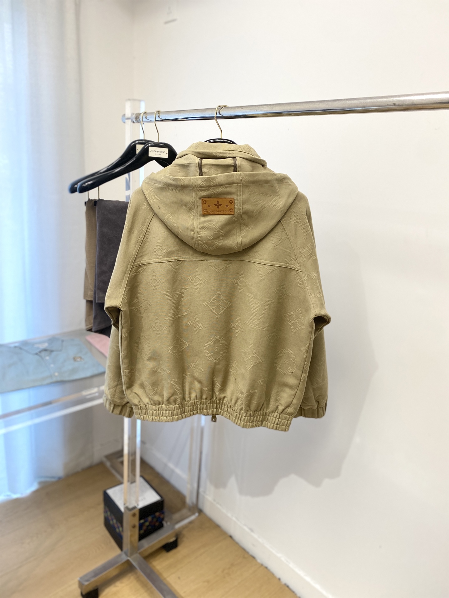 “Louis Vuitton 2025 Jackets: Fashionable Embroidered Logo Designs in Original Fabric at Affordable Prices” - 图片 9