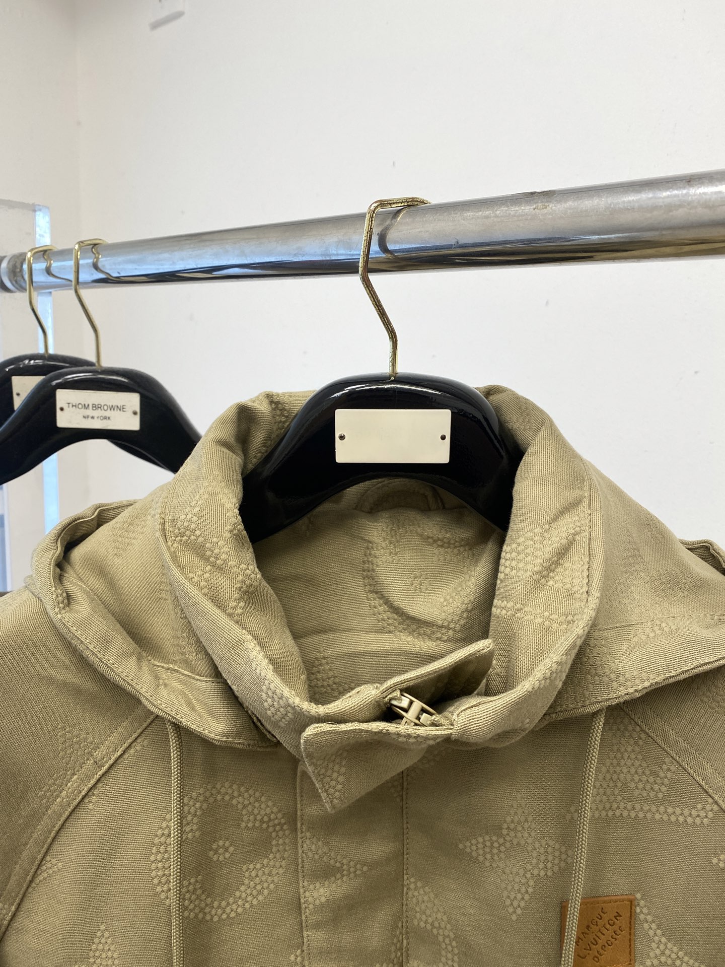 “Louis Vuitton 2025 Jackets: Fashionable Embroidered Logo Designs in Original Fabric at Affordable Prices” - 图片 2