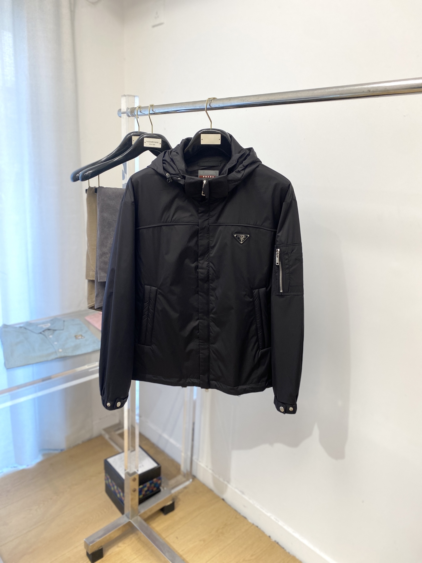 NO:518147,Prada, 2025 new jacket jacket, fashionable and handsome, simple and versatile style, chest hardware decorative triangle logo, customized original fabric, not only crisp, maintains the trendy silhouette, and is comfortable to wear, the yarn weaving is more delicate, the number M-3XL, prada, jackets & coats, jackets & coats, alexander wang19860909普拉达、2025新品夹克外套,时尚帅气,简约百搭款,胸前五金装饰三角标logo,定制原版面料,不仅挺括,保持潮流的廓形,又穿着舒适,纱织更细腻,码数M-3XL,,prada,jackets & coats,jackets & coats,alexander wang,Men's clothing