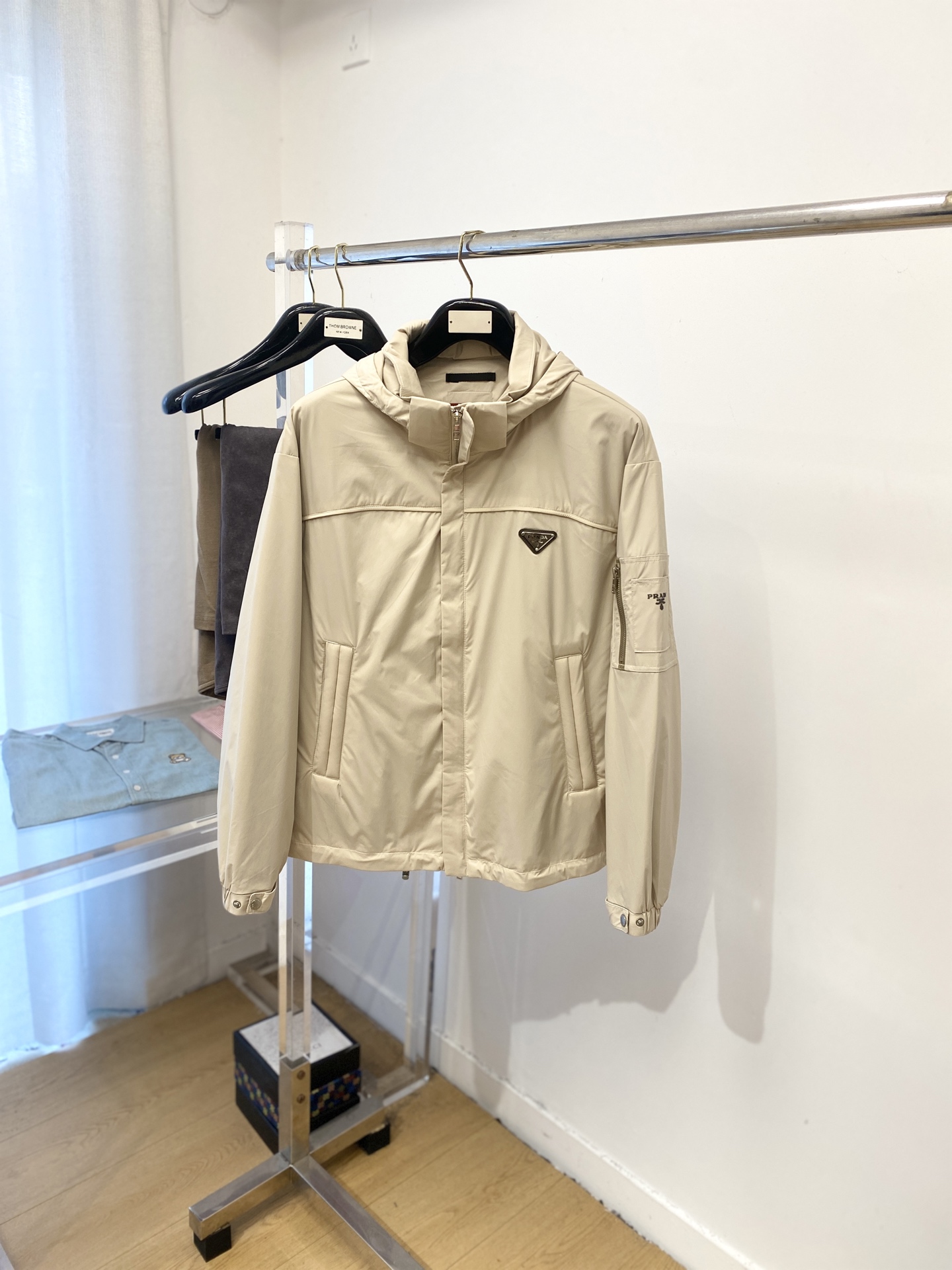 NO:513294,Prada, 2025 new jacket jacket, fashionable and handsome, simple and versatile style, chest hardware decorative triangle logo, customized original fabric, not only crisp, maintains the trendy silhouette, and is comfortable to wear, the yarn weaving is more delicate, the number M-3XL, prada, jackets & coats, jackets & coats, alexander wang19860909普拉达、2025新品夹克外套,时尚帅气,简约百搭款,胸前五金装饰三角标logo,定制原版面料,不仅挺括,保持潮流的廓形,又穿着舒适,纱织更细腻,码数M-3XL,,prada,jackets & coats,jackets & coats,alexander wang,Men's clothing