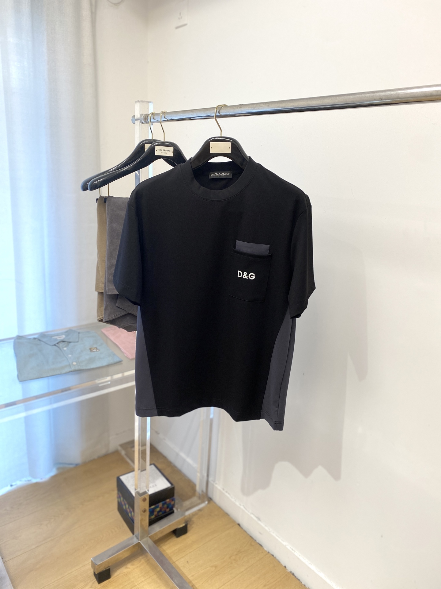 NO:499657,DG, the latest short-sleeved T-shirt in 2025, handsome and fashionable, top printed letter logo on the chest, simple and versatile style. The fabric cotton is not only crisp, maintains the trendy silhouette, but also comfortable to wear, and the yarn is more delicate, the number M-3XL, T-shirt,tees, t-shirt,alexander wang19860909DG、2025最新款短袖T恤,帅气时尚,胸前顶级印花字母logo,简约百搭款.面料棉 不仅挺括,保持潮流的廓形,又穿着舒适,纱织更细腻,码数M-3XL,,T-shirt,tees，t-shirt,alexander wang,Men's clothing