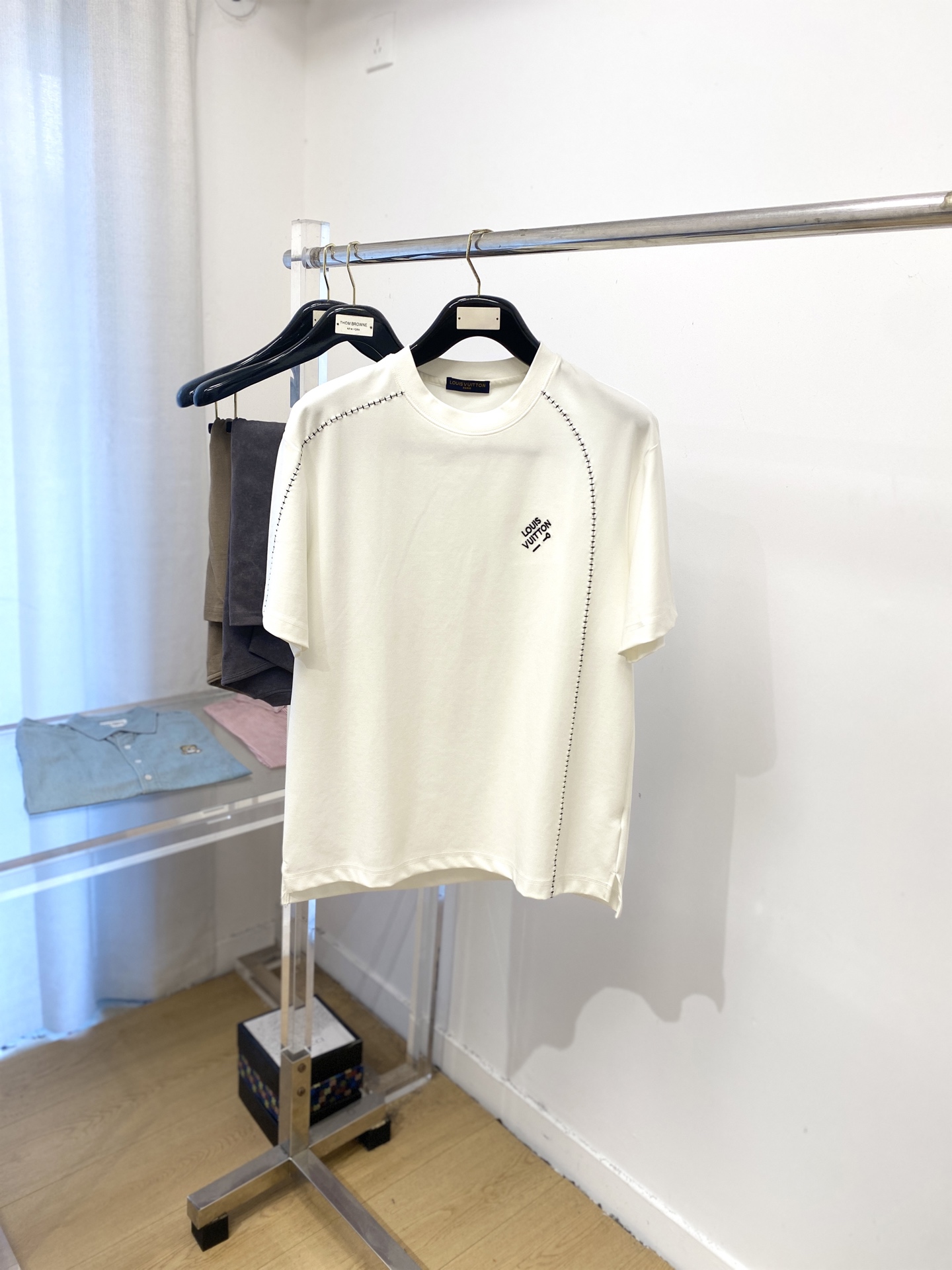 NO:499672,Louis Vuitton, the latest short-sleeved T-shirt in 2025, handsome and fashionable, exquisite embroidered letter logo on the chest, simple and versatile style. The fabric cotton is not only crisp, maintains the trendy silhouette, and is also comfortable to wear, and the yarn is more delicate, the number M-3XL, louis vuitton, T-shirt, tees, t-shirt, alexander wang19860909路易威登、2025最新款短袖T恤,帅气时尚,胸前精致刺绣字母logo,简约百搭款.面料棉 不仅挺括,保持潮流的廓形,又穿着舒适,纱织更细腻,码数M-3XL,,louis vuitton,T-shirt,tees，t-shirt,alexander wang,Men's clothing