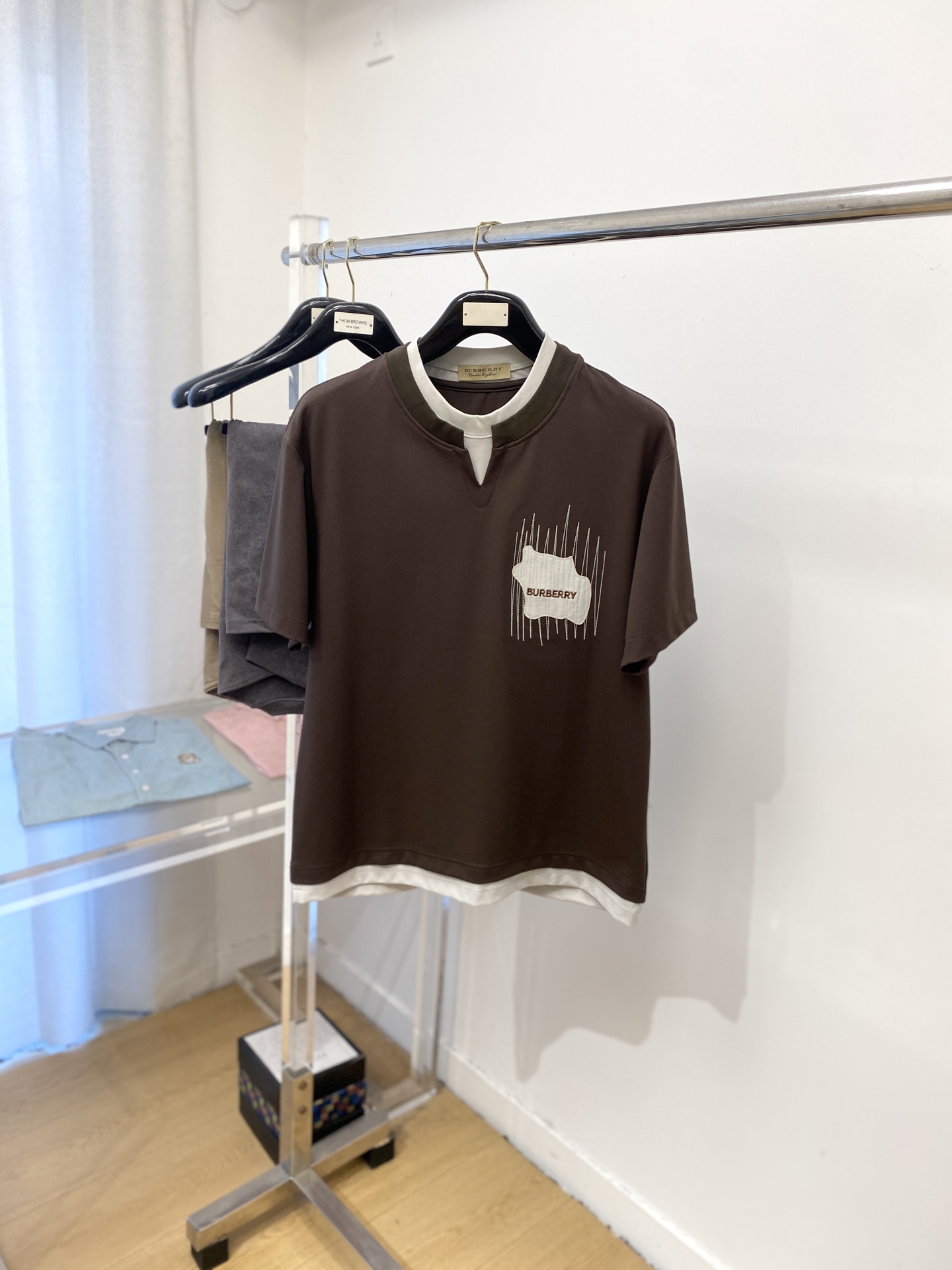 NO:501895,Burberry, the latest short-sleeved T-shirt in 2025, handsome and fashionable, exquisite embroidered decorative letter logo on the chest, simple and versatile style. The fabric cotton is not only crisp, maintains the trendy silhouette, but also comfortable to wear, and the yarn is more delicate, the number M-3XL, burberry, T-shirt, tees, t-shirt, alexander wang19860909巴宝莉、2025最新款短袖T恤,帅气时尚,胸前精致刺绣装饰字母logo,简约百搭款.面料棉 不仅挺括,保持潮流的廓形,又穿着舒适,纱织更细腻,码数M-3XL,,burberry,T-shirt,tees，t-shirt,alexander wang,Men's clothing