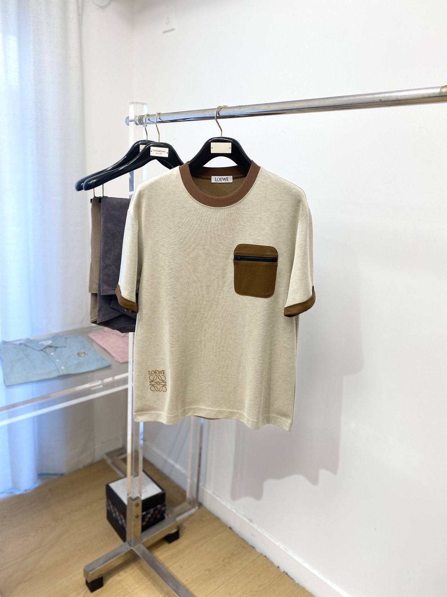 NO:501900,Luo Yiwei, the latest short-sleeved T-shirt in 2025, handsome and fashionable, exquisite embroidered pattern letter logo under the clothes, simple and versatile style. The fabric cotton is not only crisp, maintains the trendy silhouette, but also comfortable to wear, and the yarn is more delicate, the number M-3XL, loewe, T-shirt, tees, t-shirt, alexander wang19860909罗意威、2025最新款短袖T恤,帅气时尚,衣下精致刺绣图案字母logo,简约百搭款.面料棉 不仅挺括,保持潮流的廓形,又穿着舒适,纱织更细腻,码数M-3XL,,loewe,T-shirt,tees，t-shirt,alexander wang,Men's clothing