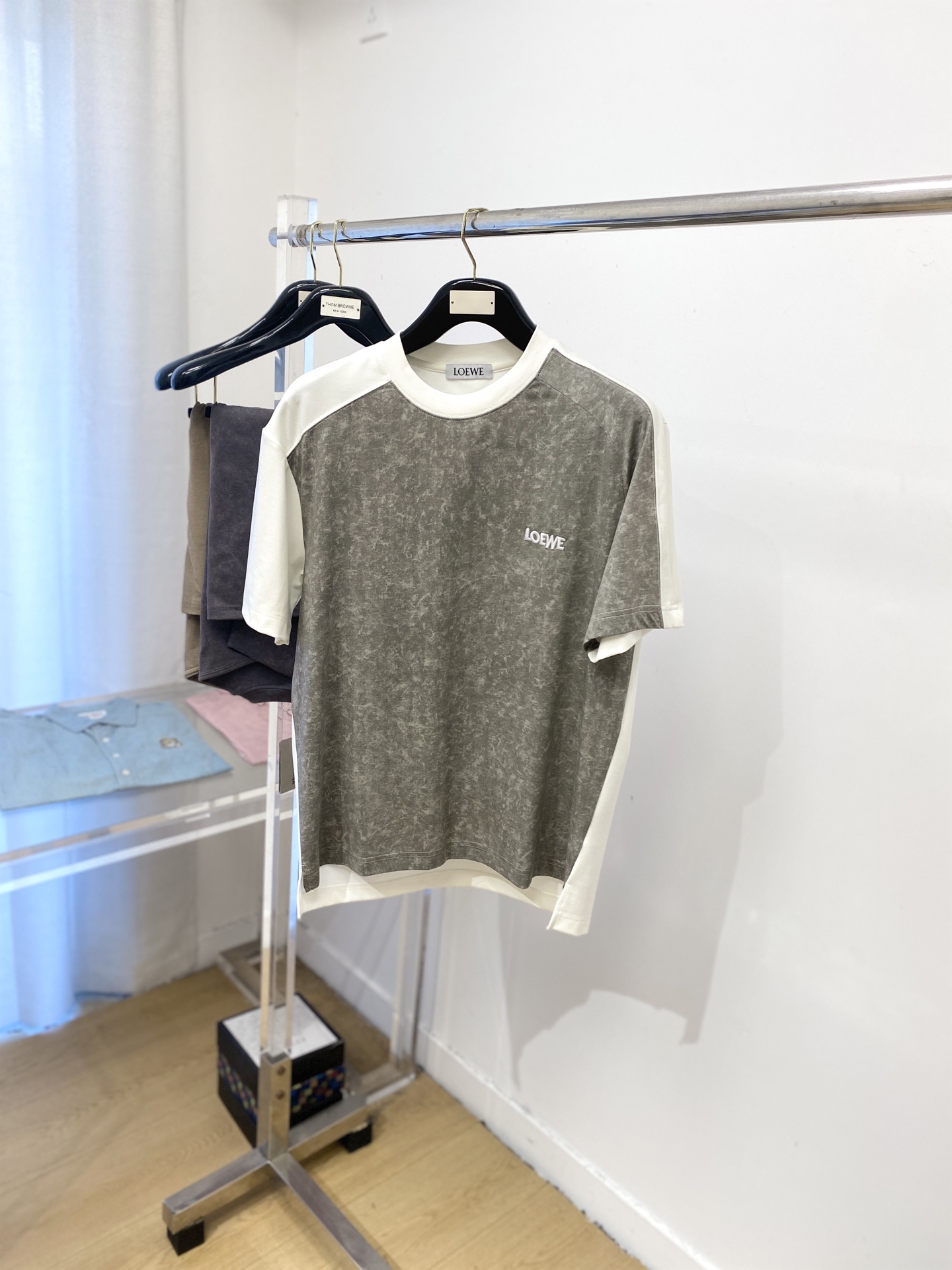 NO:501905,Luo Yiwei, the latest short-sleeved T-shirt in 2025, handsome and fashionable, exquisite embroidered letter logo on the chest, simple and versatile style. The fabric cotton is not only crisp, maintains the trendy silhouette, and is also comfortable to wear, and the yarn is more delicate, the number M-3XL, loewe, T-shirt, tees, t-shirt, alexander wang19860909罗意威、2025最新款短袖T恤,帅气时尚,胸前精致刺绣字母logo,简约百搭款.面料棉 不仅挺括,保持潮流的廓形,又穿着舒适,纱织更细腻,码数M-3XL,,loewe,T-shirt,tees，t-shirt,alexander wang,Men's clothing