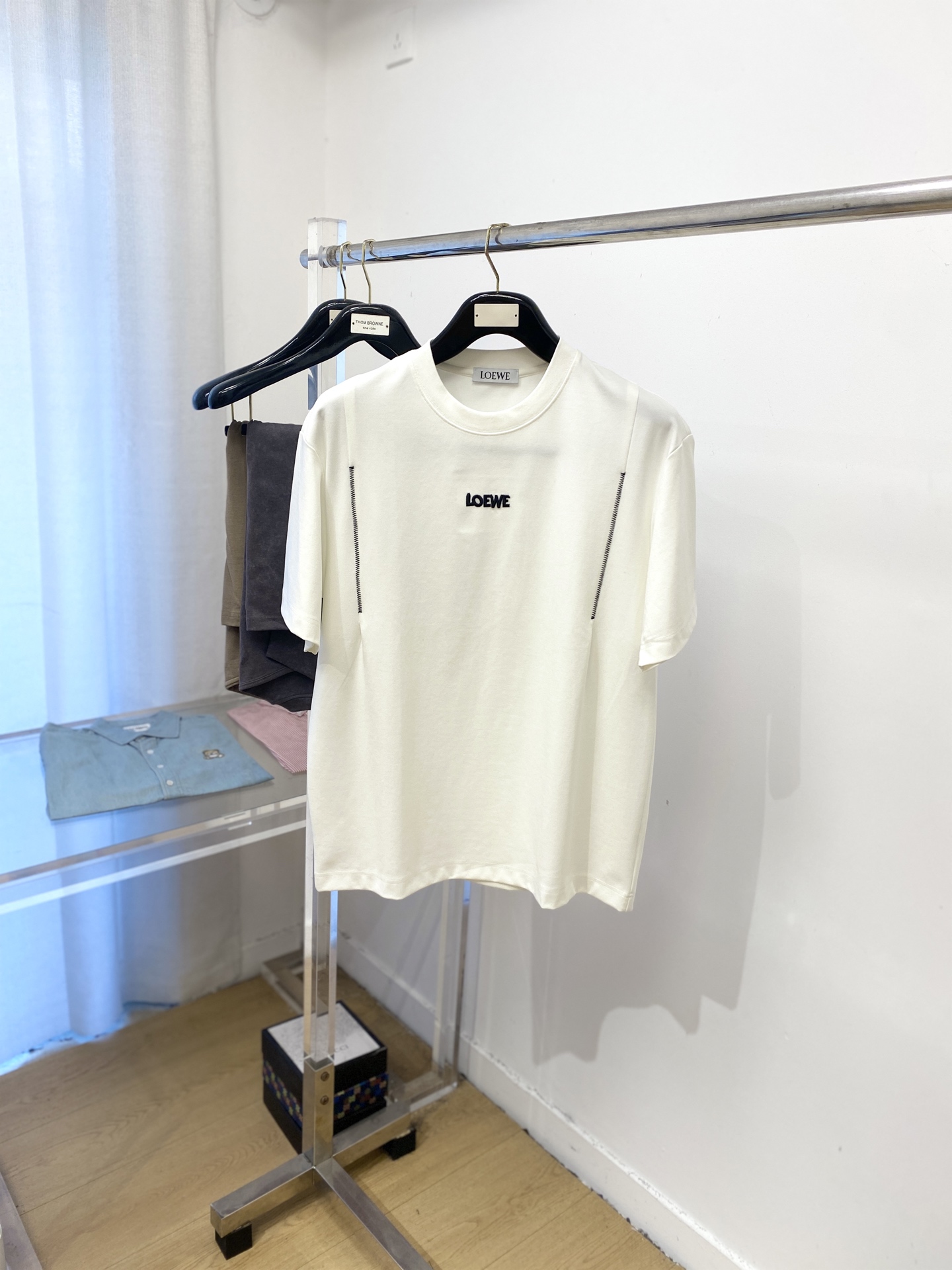 NO:501909,Luo Yiwei, the latest short-sleeved T-shirt in 2025, handsome and fashionable, exquisite embroidered letter logo on the chest, simple and versatile style. The fabric cotton is not only crisp, maintains the trendy silhouette, but also comfortable to wear, and the yarn is more delicate, the number M-3XL, loewe, T-shirt, tees, t-shirt, alexander wang19860909罗意威、2025最新款短袖T恤,帅气时尚,胸口精致刺绣字母logo,简约百搭款.面料棉 不仅挺括,保持潮流的廓形,又穿着舒适,纱织更细腻,码数M-3XL,,loewe,T-shirt,tees，t-shirt,alexander wang,Men's clothing