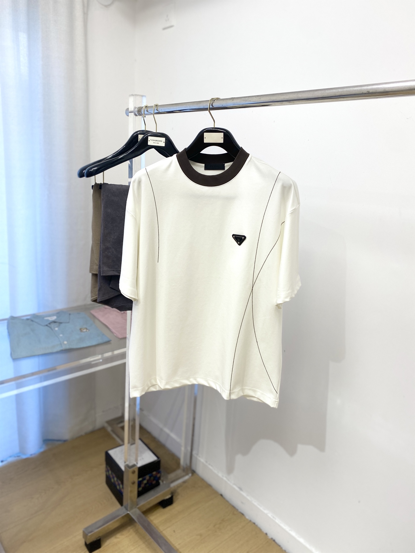 NO:501913,Prada, the latest short-sleeved T-shirt in 2025, handsome and fashionable, chest hardware decorative triangle logo, simple and versatile style. Fabric cotton is not only crisp, maintains a fashionable silhouette, but also comfortable to wear, and the yarn is more delicate, the number M-3XL, prada, T-shirt,tees, t-shirt,alexander wang19860909普拉达、2025最新款短袖T恤,帅气时尚,胸前五金装饰三角标logo,简约百搭款.面料棉 不仅挺括,保持潮流的廓形,又穿着舒适,纱织更细腻,码数M-3XL,,prada,T-shirt,tees，t-shirt,alexander wang,Men's clothing