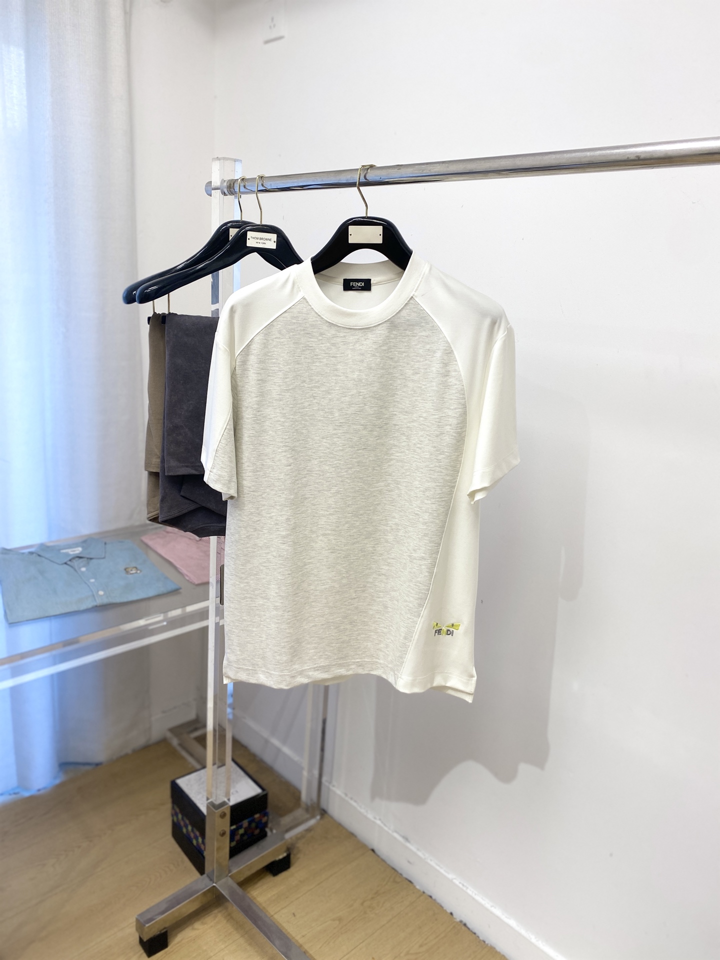 NO:501917,Fendi, the latest short-sleeved T-shirt in 2025, handsome and fashionable, exquisite embroidered pattern letter logo under the clothes, simple and versatile style. The fabric cotton is not only crisp, maintains the trendy silhouette, and is comfortable to wear, and the yarn is more delicate, the number M-3XL, fendi, T-shirt, tees, t-shirt, alexander wang19860909芬迪、2025最新款短袖T恤,帅气时尚,衣下精致刺绣图案字母logo,简约百搭款.面料棉 不仅挺括,保持潮流的廓形,又穿着舒适,纱织更细腻,码数M-3XL,,fendi,T-shirt,tees，t-shirt,alexander wang,Men's clothing