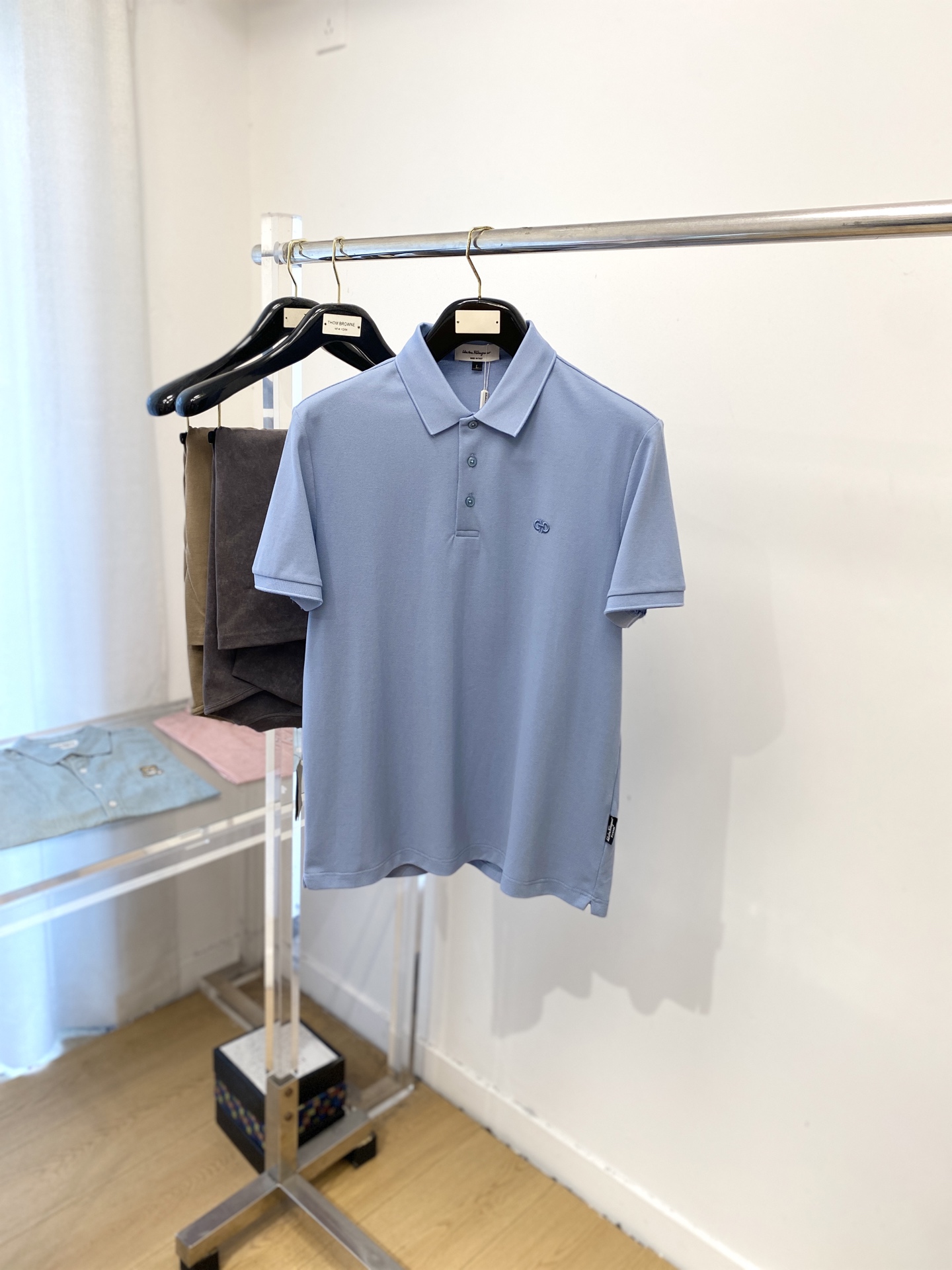 NO:504183,Ferragamo, the latest short-sleeved T-shirt in 2025, handsome and fashionable, exquisite embroidered pattern logo on the chest, simple and versatile style. The fabric cotton is not only crisp, maintains the trendy silhouette, and is also comfortable to wear, with more delicate yarn. The number of digits M-3XL, ferragamo, T-shirt, tees, t-shirt, alexander wang19860909菲拉格慕、2025最新款短袖T恤,帅气时尚,胸前精致刺绣图案logo,简约百搭款.面料棉 不仅挺括,保持潮流的廓形,又穿着舒适,纱织更细腻,码数M-3XL,,ferragamo,T-shirt,tees，t-shirt,alexander wang,Men's clothing