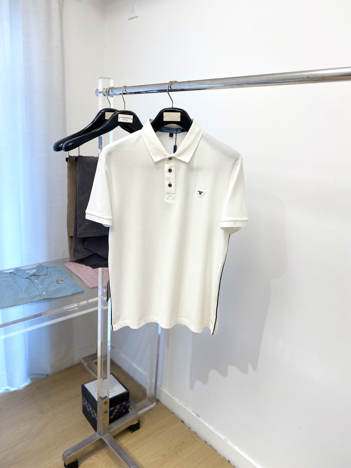 NO:525684,Prada, the latest short-sleeved T-shirt, handsome and fashionable, top-grade glue-printed pattern logo on the chest, simple and versatile style. The fabric cotton is not only crisp, maintains the trendy silhouette, and is comfortable to wear, and the yarn is more delicate, the number M-3XL, prada, T-shirt,tees, t-shirt,alexander wang19860909普拉达、最新款短袖T恤,帅气时尚,胸前顶级印胶图案logo,简约百搭款.面料棉 不仅挺括,保持潮流的廓形,又穿着舒适,纱织更细腻,码数M-3XL,,prada,T-shirt,tees，t-shirt,alexander wang,Men's clothing