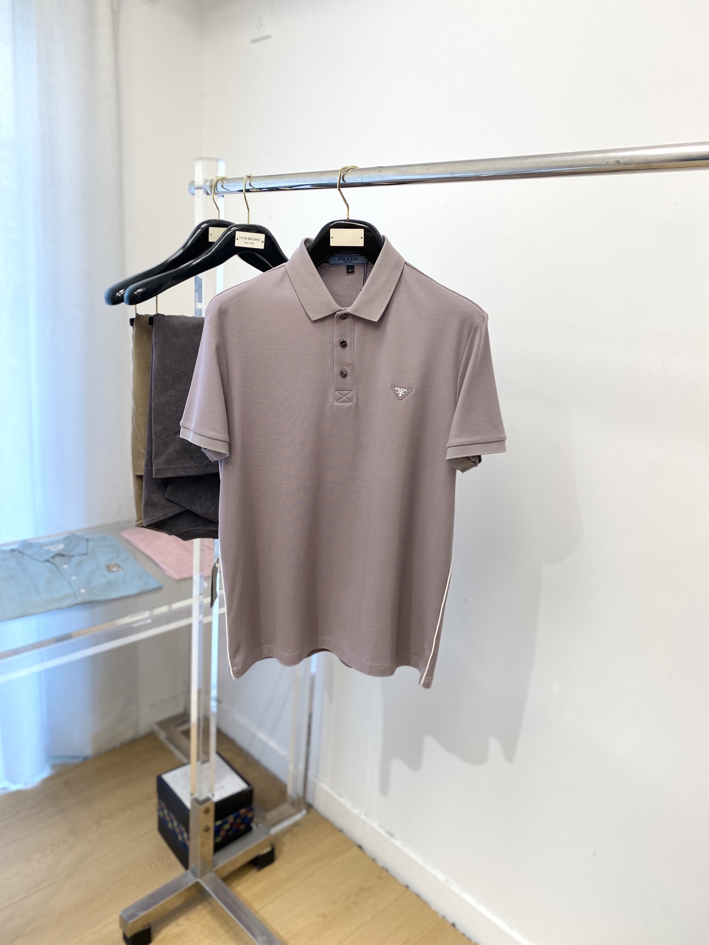 NO:504187,Prada, the latest short-sleeved T-shirt in 2025, handsome and fashionable, top-grade glue-printed pattern logo on the chest, simple and versatile style. The fabric cotton is not only crisp, maintains the trendy silhouette, but also comfortable to wear, and the yarn is more delicate, the number M-3XL, prada, T-shirt,tees, t-shirt,alexander wang19860909普拉达、2025最新款短袖T恤,帅气时尚,胸前顶级印胶图案logo,简约百搭款.面料棉 不仅挺括,保持潮流的廓形,又穿着舒适,纱织更细腻,码数M-3XL,,prada,T-shirt,tees，t-shirt,alexander wang,Men's clothing