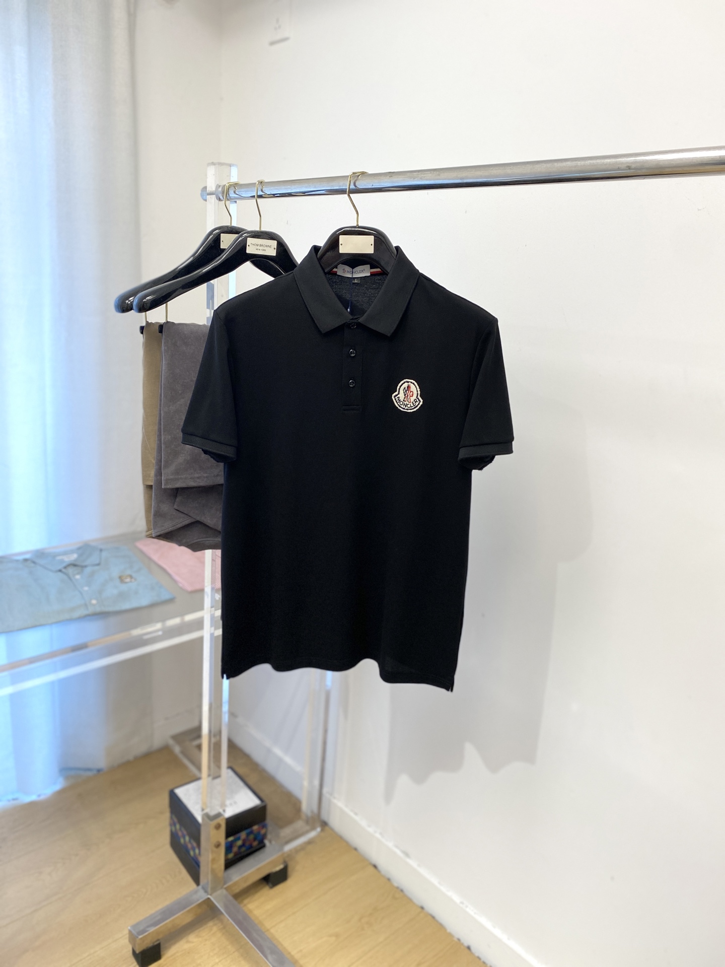 NO:504191,The latest short-sleeved T-shirt in 2025, handsome and fashionable, chest embroidered decorative pattern logo, simple and versatile style. The fabric cotton is not only crisp, maintains the trendy silhouette, but also comfortable to wear, and the yarn is more delicate, the number M-3XL, Moncler, T-shirt,tees, t-shirt,alexander wang19860909蒙口、2025最新款短袖T恤,帅气时尚,胸前刺绣装饰图案logo,简约百搭款.面料棉 不仅挺括,保持潮流的廓形,又穿着舒适,纱织更细腻,码数M-3XL,,Moncler,T-shirt,tees，t-shirt,alexander wang,Men's clothing