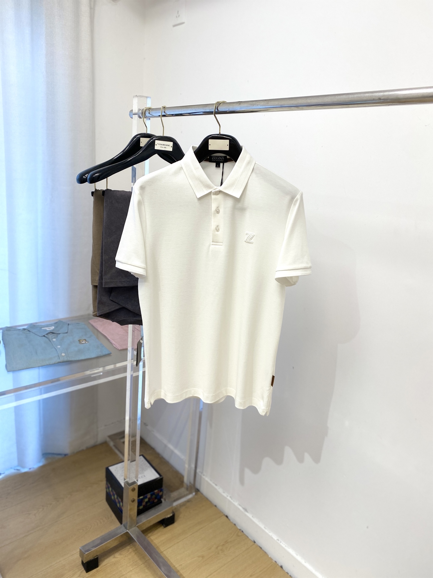 NO:502428,Zenia, the latest short-sleeved T-shirt in 2025, handsome and fashionable, chest design, bump-printed letter logo, simple and versatile style. Fabric cotton is not only crisp, maintains a fashionable silhouette, but also comfortable to wear, and the yarn is more delicate, the number M-3XL, zegna, T-shirt,tees, t-shirt,alexander wang19860909杰尼亚、2025最新款短袖T恤,帅气时尚,胸前设计凹凸印胶字母logo,简约百搭款.面料棉 不仅挺括,保持潮流的廓形,又穿着舒适,纱织更细腻,码数M-3XL,,zegna,T-shirt,tees，t-shirt,alexander wang,Men's clothing