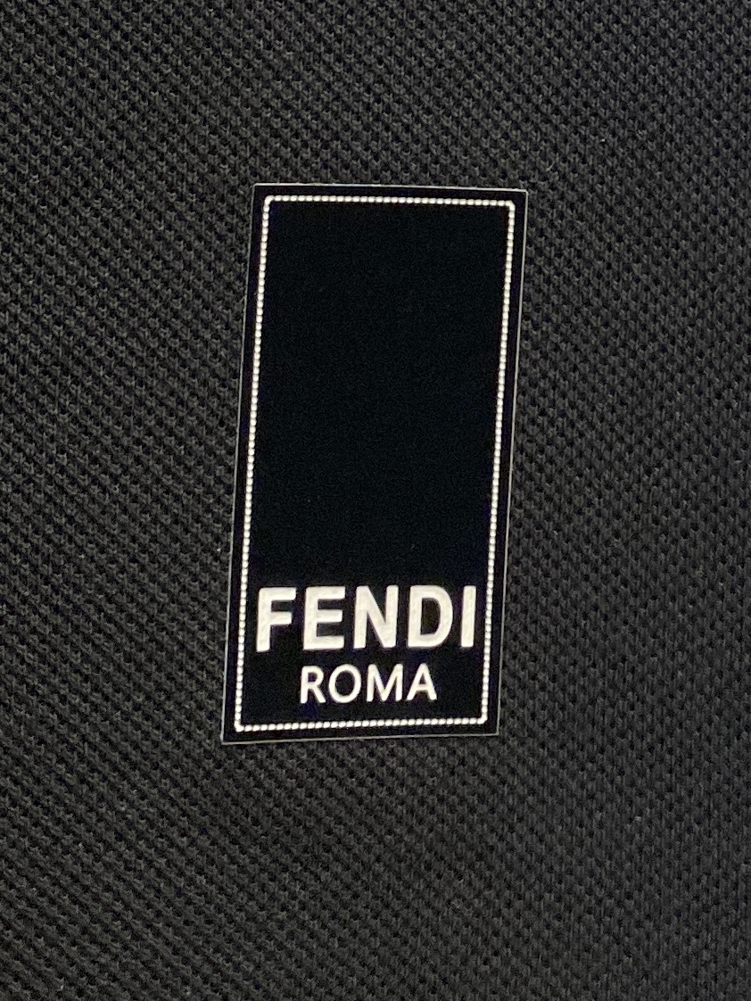 芬迪、2025最新款短袖T恤，帅气时尚，胸前设计凹凸字母logo，简约百搭款。面料棉 不仅挺括，保持潮流