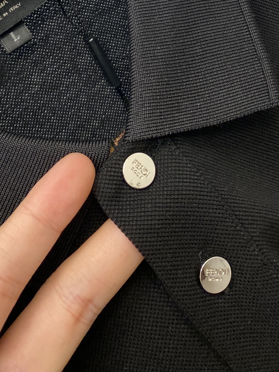 芬迪、2025最新款短袖T恤，帅气时尚，胸前设计凹凸字母logo，简约百搭款。面料棉 不仅挺括，保持潮流