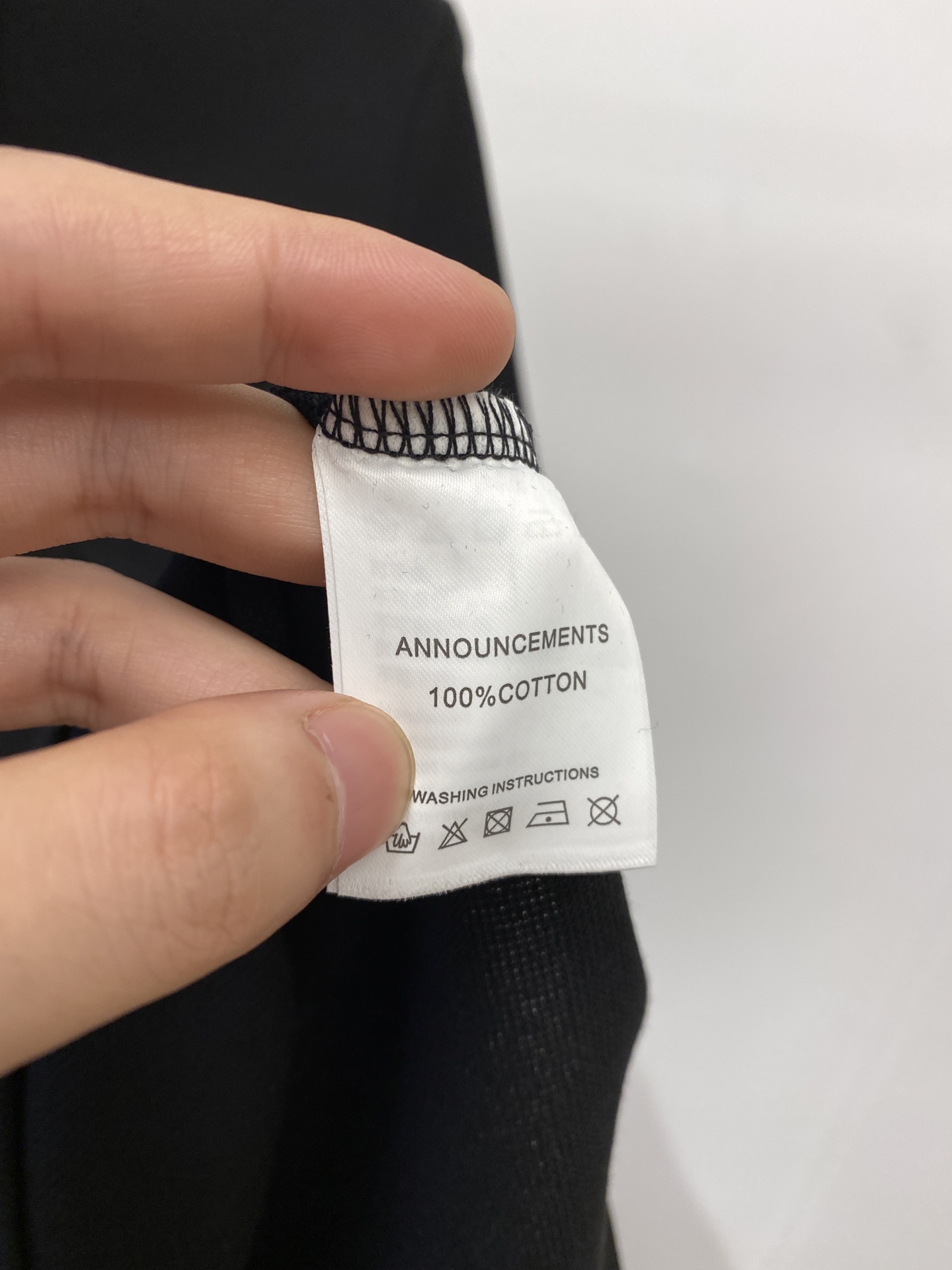 芬迪、2025最新款短袖T恤，帅气时尚，胸前设计凹凸字母logo，简约百搭款。面料棉 不仅挺括，保持潮流