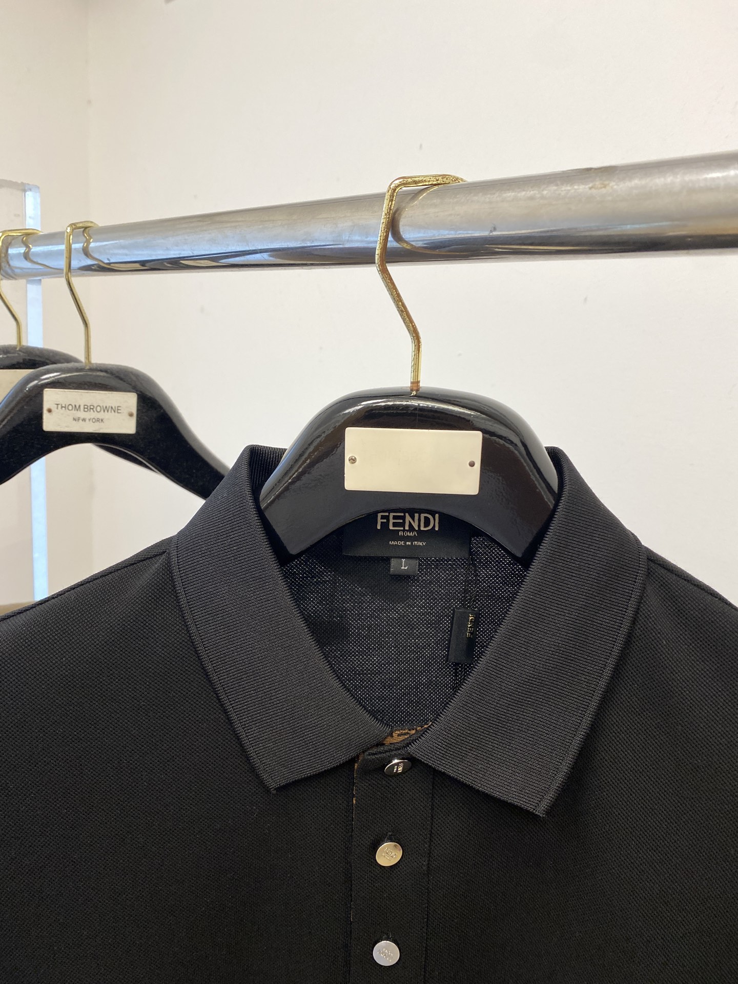 芬迪、2025最新款短袖T恤，帅气时尚，胸前设计凹凸字母logo，简约百搭款。面料棉 不仅挺括，保持潮流