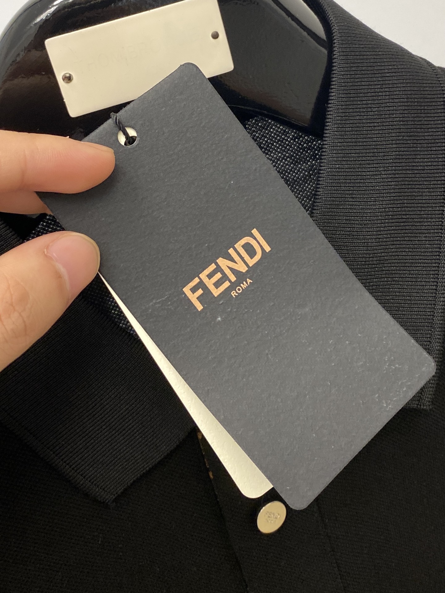 芬迪、2025最新款短袖T恤，帅气时尚，胸前设计凹凸字母logo，简约百搭款。面料棉 不仅挺括，保持潮流