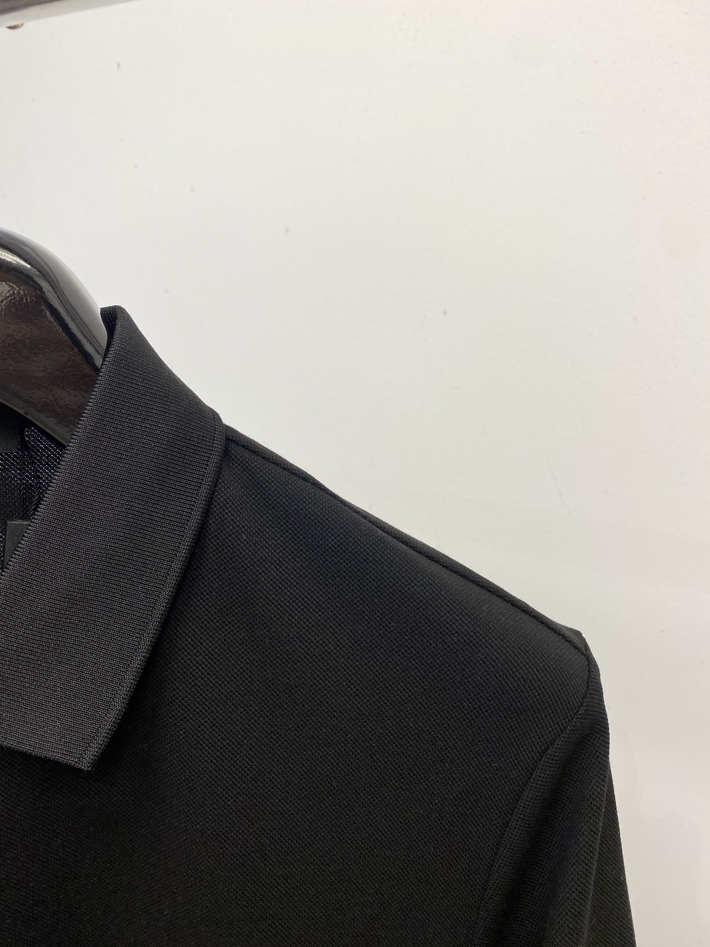 芬迪、2025最新款短袖T恤，帅气时尚，胸前设计凹凸字母logo，简约百搭款。面料棉 不仅挺括，保持潮流