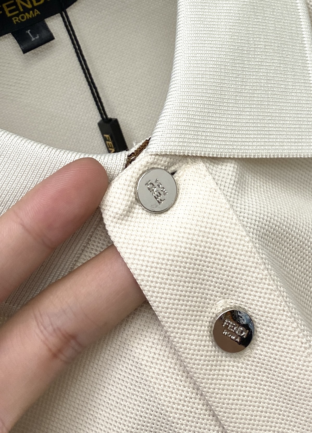 芬迪、2025最新款短袖T恤，帅气时尚，胸前设计凹凸字母logo，简约百搭款。面料棉 不仅挺括，保持潮流