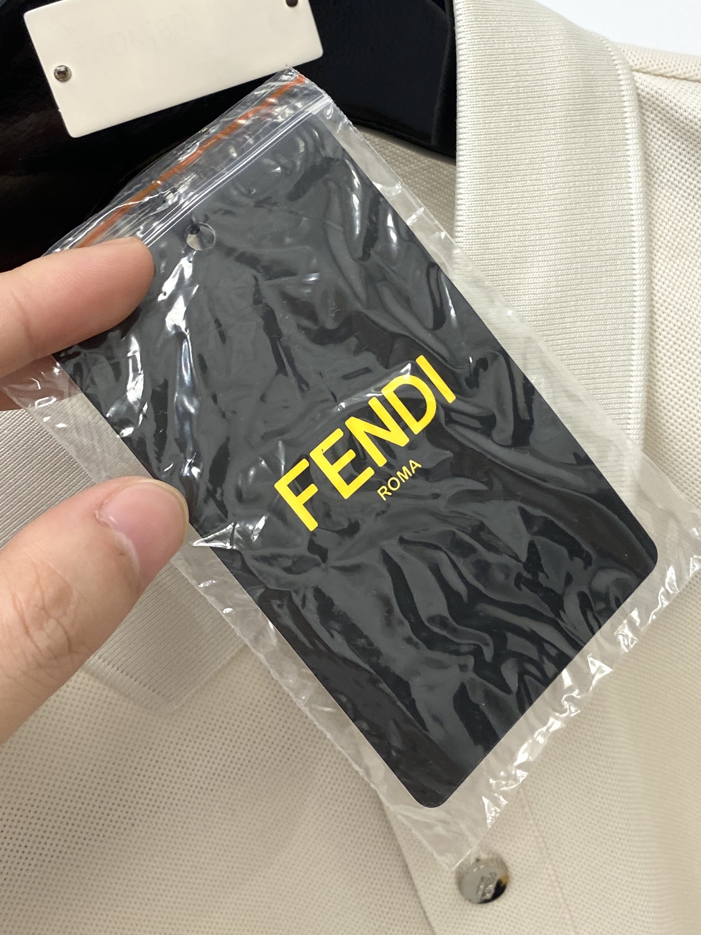 芬迪、2025最新款短袖T恤，帅气时尚，胸前设计凹凸字母logo，简约百搭款。面料棉 不仅挺括，保持潮流