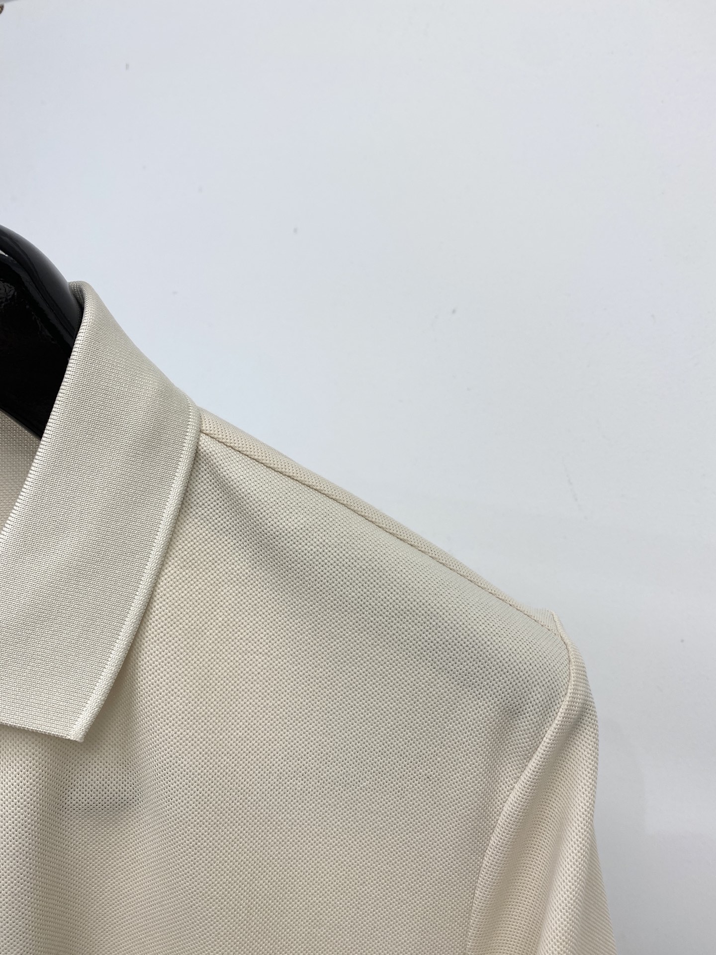 芬迪、2025最新款短袖T恤，帅气时尚，胸前设计凹凸字母logo，简约百搭款。面料棉 不仅挺括，保持潮流