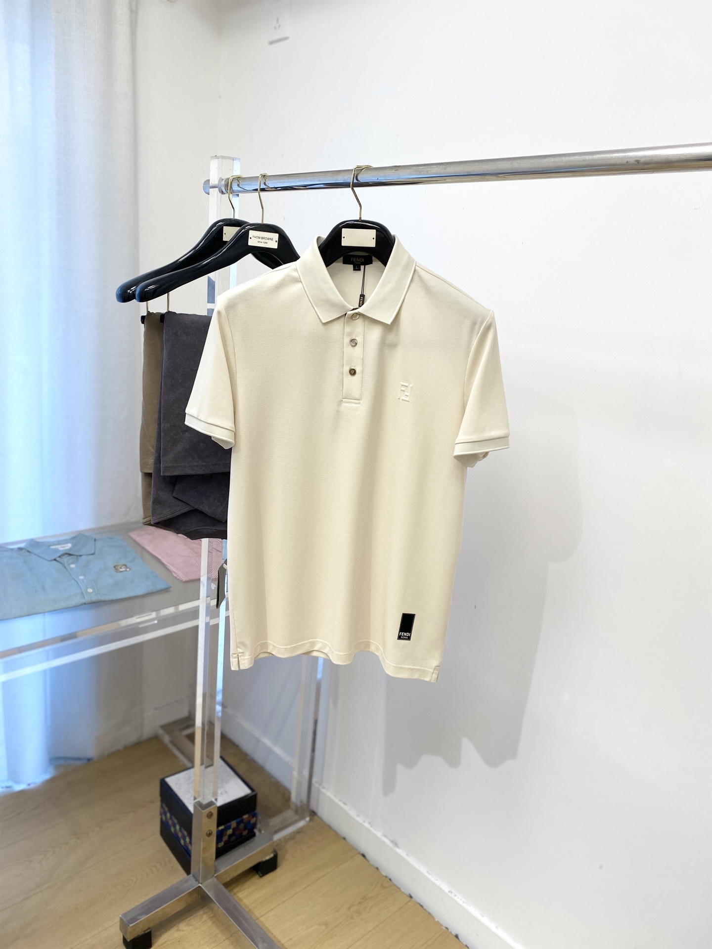 芬迪、2025最新款短袖T恤，帅气时尚，胸前设计凹凸字母logo，简约百搭款。面料棉 不仅挺括，保持潮流