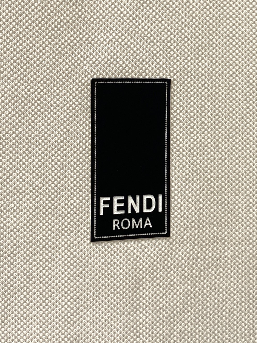 芬迪、2025最新款短袖T恤，帅气时尚，胸前设计凹凸字母logo，简约百搭款。面料棉 不仅挺括，保持潮流