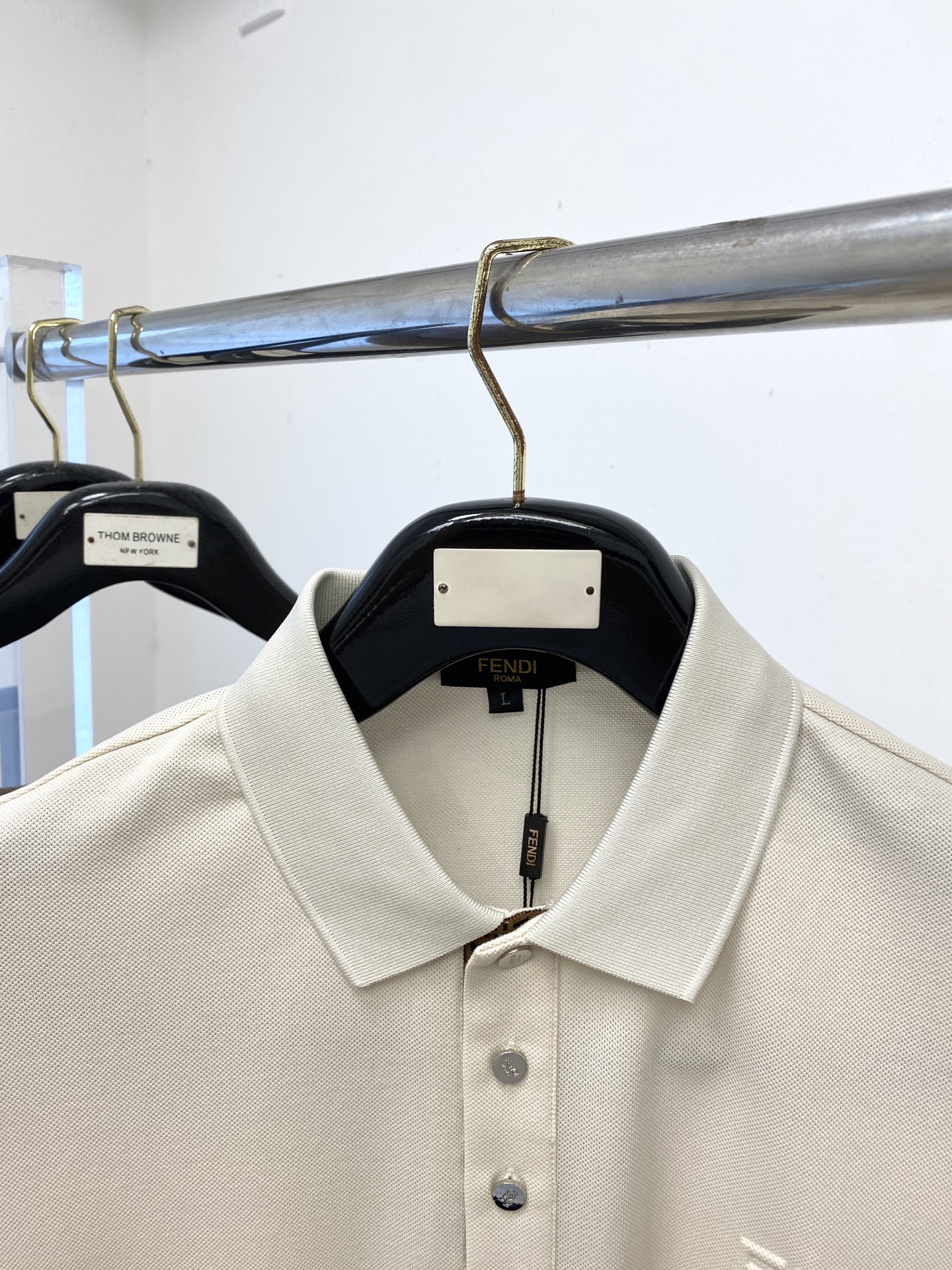 芬迪、2025最新款短袖T恤，帅气时尚，胸前设计凹凸字母logo，简约百搭款。面料棉 不仅挺括，保持潮流