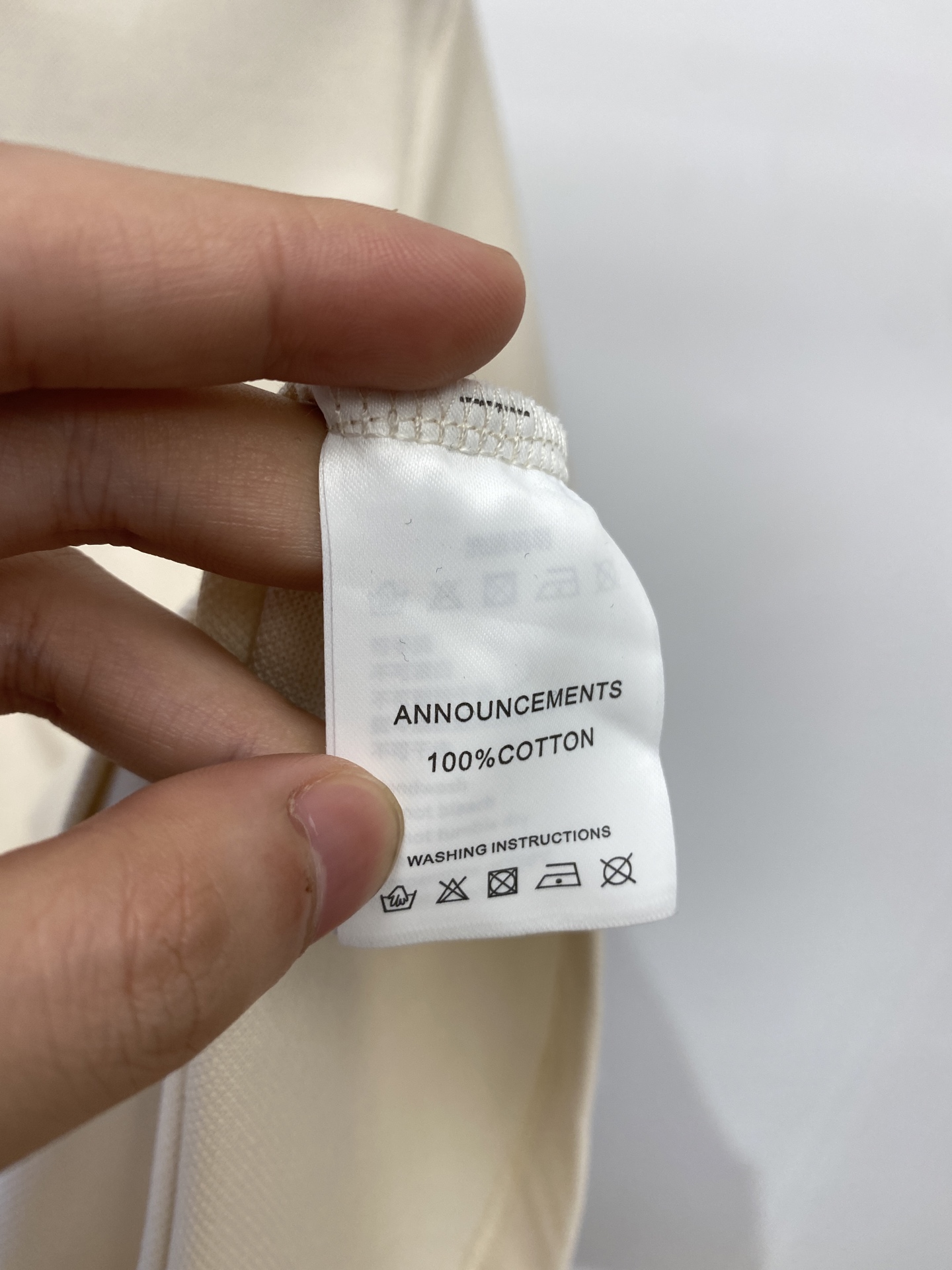 芬迪、2025最新款短袖T恤，帅气时尚，胸前设计凹凸字母logo，简约百搭款。面料棉 不仅挺括，保持潮流