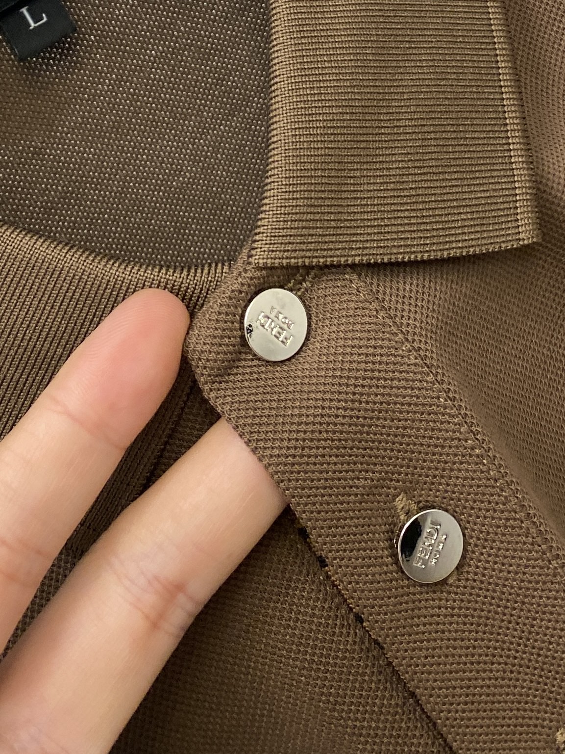 芬迪、2025最新款短袖T恤，帅气时尚，胸前设计凹凸字母logo，简约百搭款。面料棉 不仅挺括，保持潮流