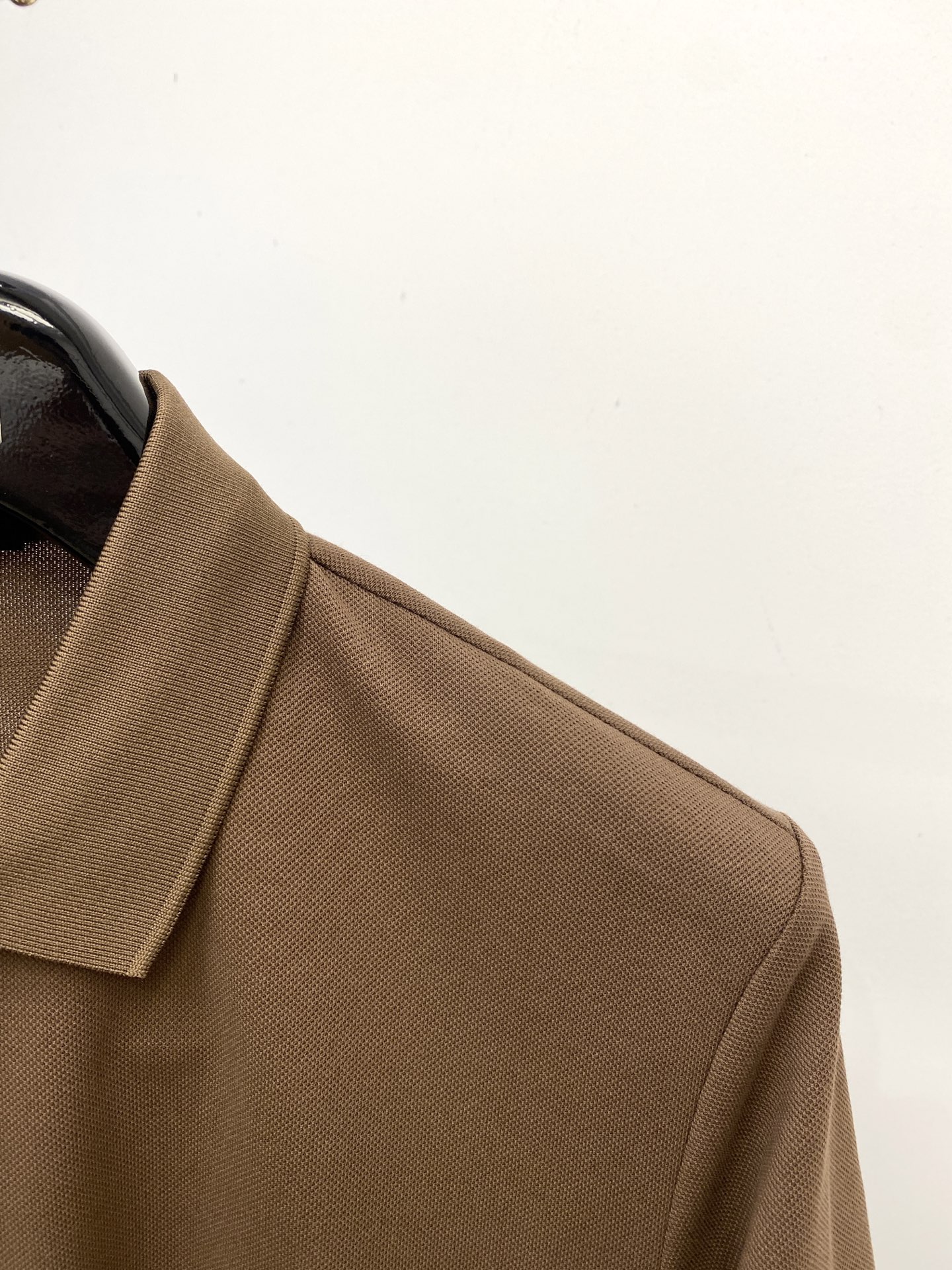 芬迪、2025最新款短袖T恤，帅气时尚，胸前设计凹凸字母logo，简约百搭款。面料棉 不仅挺括，保持潮流