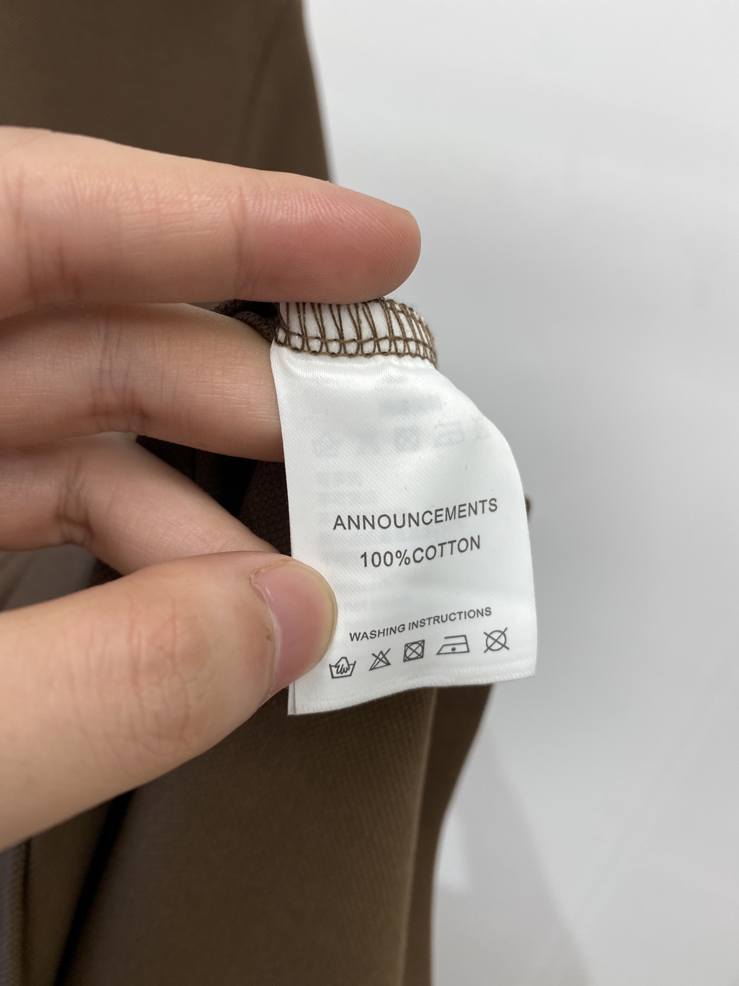 芬迪、2025最新款短袖T恤，帅气时尚，胸前设计凹凸字母logo，简约百搭款。面料棉 不仅挺括，保持潮流