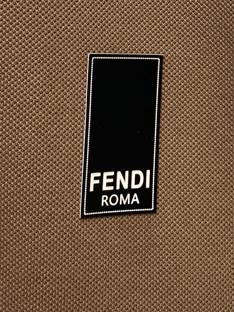 芬迪、2025最新款短袖T恤，帅气时尚，胸前设计凹凸字母logo，简约百搭款。面料棉 不仅挺括，保持潮流