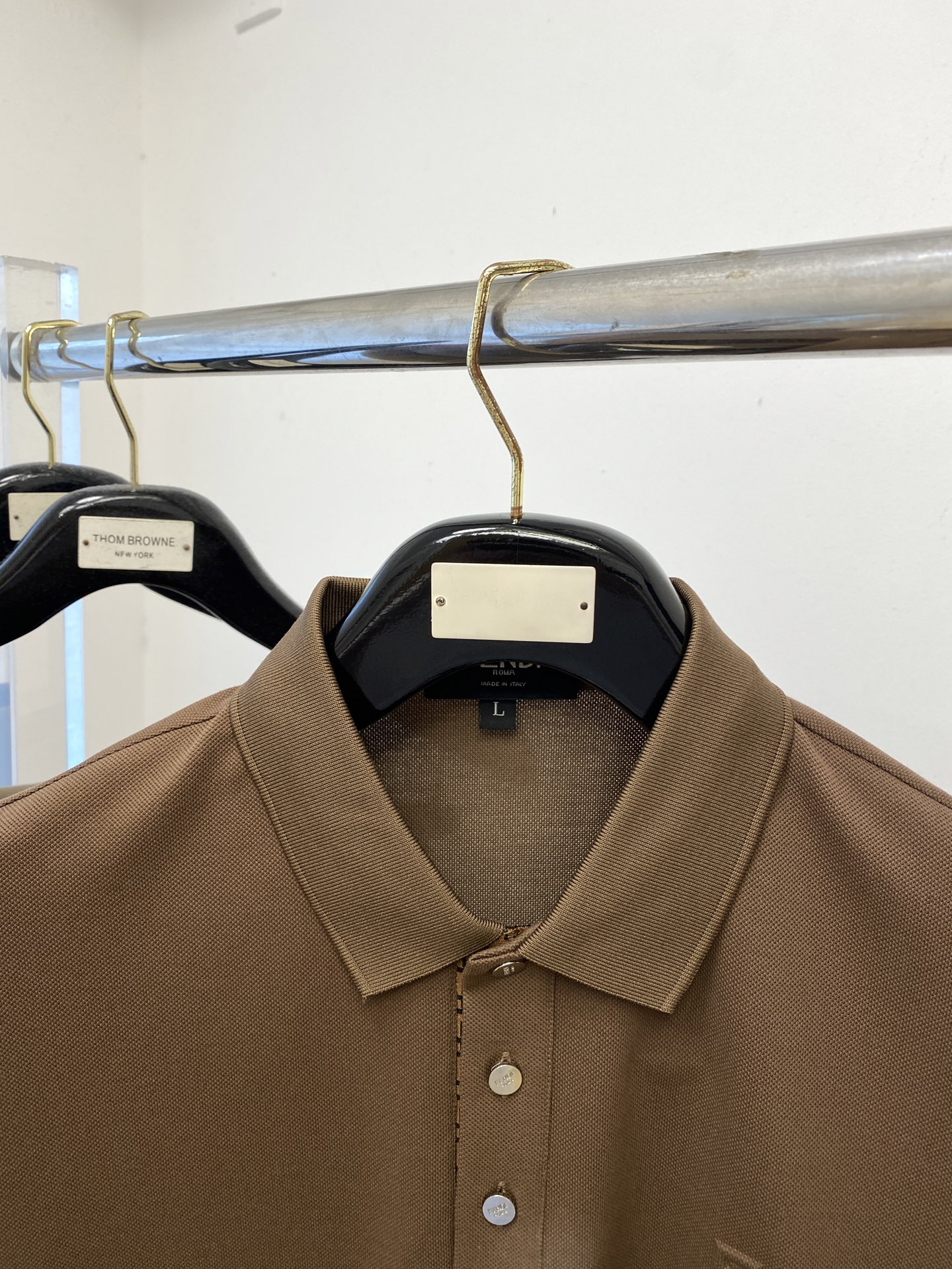 芬迪、2025最新款短袖T恤，帅气时尚，胸前设计凹凸字母logo，简约百搭款。面料棉 不仅挺括，保持潮流