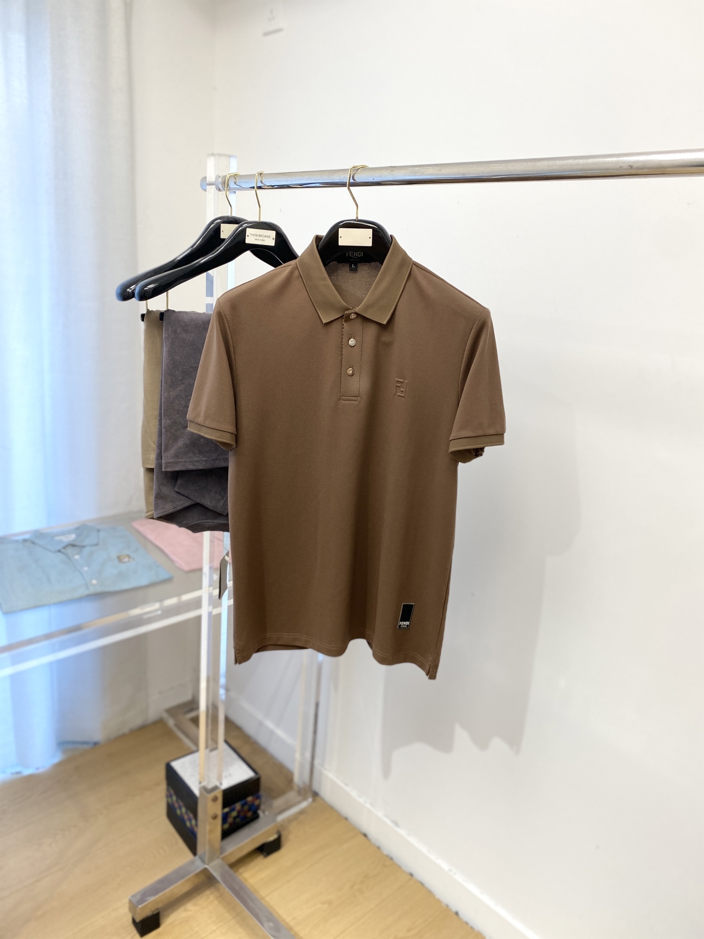 NO:502431,Fendi, the latest short-sleeved T-shirt in 2025, handsome and fashionable, with concave and convex letter logo on the chest, simple and versatile style. The fabric cotton is not only crisp, maintains the trendy silhouette, but also comfortable to wear, and the yarn is more delicate, the number M-3XL, fendi, T-shirt, tees, t-shirt, alexander wang19860909芬迪、2025最新款短袖T恤,帅气时尚,胸前设计凹凸字母logo,简约百搭款.面料棉 不仅挺括,保持潮流的廓形,又穿着舒适,纱织更细腻,码数M-3XL,,fendi,T-shirt,tees，t-shirt,alexander wang,Men's clothing