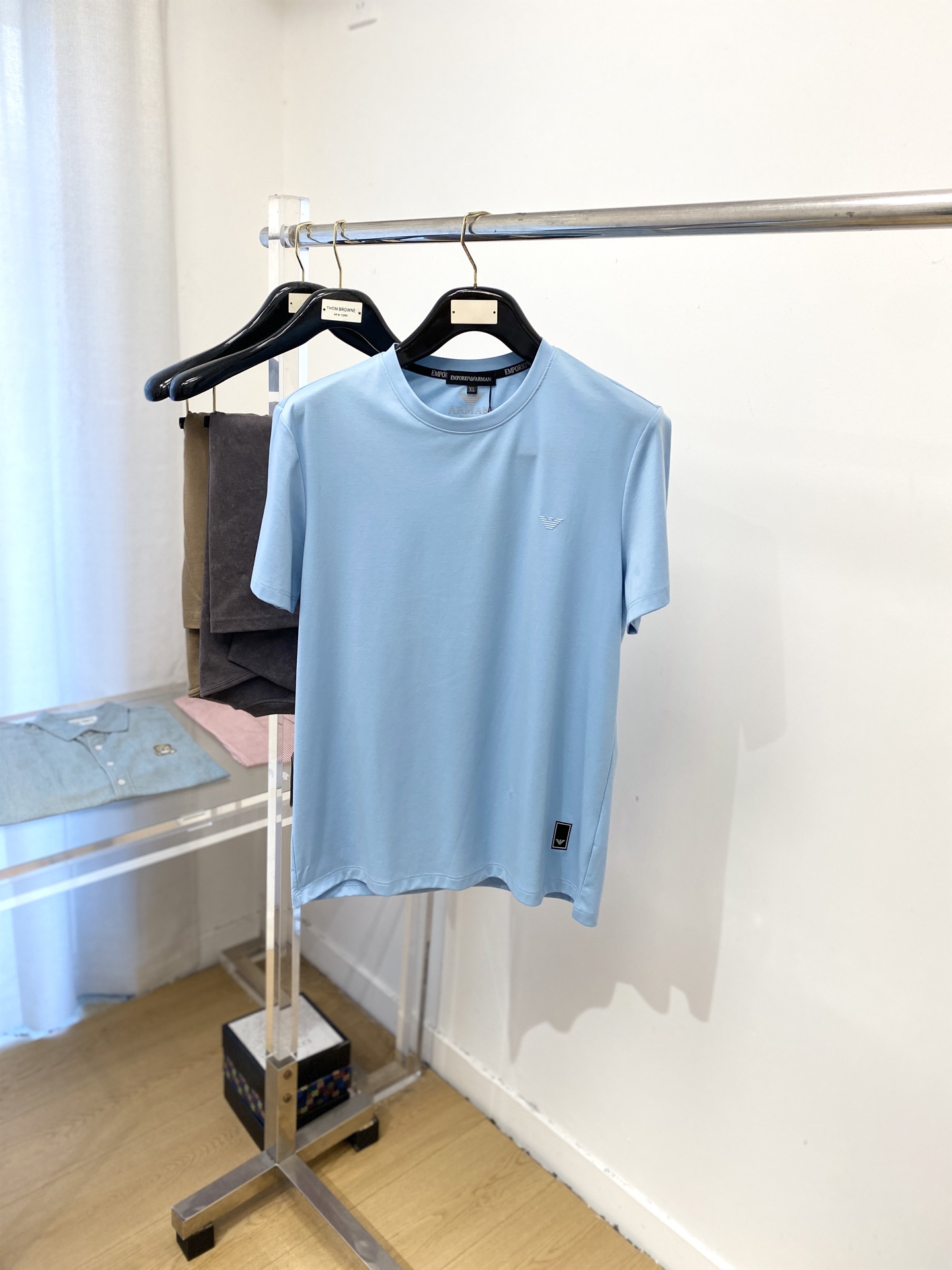 NO:502475,Armani, the latest short-sleeved T-shirt in 2025, handsome and fashionable, top-grade glue-printed pattern logo on the chest, simple and versatile style. The fabric cotton is not only crisp, maintains the trendy silhouette, but also comfortable to wear, and the yarn is more delicate, the number M-3XL,,armani, T-shirt,tees, t-shirt,alexander wang19860909阿玛尼、2025最新款短袖T恤,帅气时尚,胸前顶级印胶图案logo,简约百搭款.面料棉 不仅挺括,保持潮流的廓形,又穿着舒适,纱织更细腻,码数M-3XL,,armani,T-shirt,tees，t-shirt,alexander wang,Men's clothing