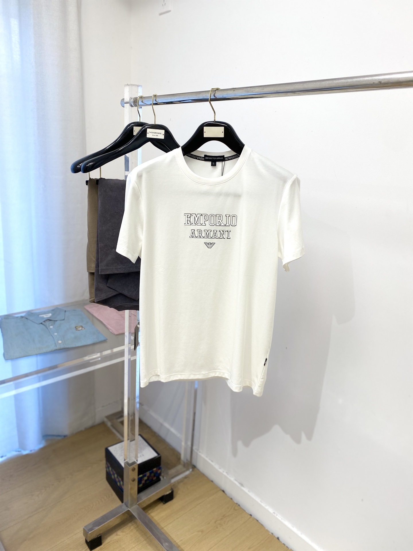 NO:518120,Armani, the latest short-sleeved T-shirt in 2025, handsome and fashionable, top-grade glue-printed letter logo on the chest, simple and versatile style. The fabric cotton is not only crisp, maintains the trendy silhouette, but also comfortable to wear, and the yarn is more delicate, the number M-4XL,,armani, T-shirt,tees, t-shirt,alexander wang19860909阿玛尼、2025最新款短袖T恤,帅气时尚,胸前顶级印胶图案字母logo,简约百搭款.面料棉 不仅挺括,保持潮流的廓形,又穿着舒适,纱织更细腻,码数M-4XL,,armani,T-shirt,tees，t-shirt,alexander wang,Men's clothing