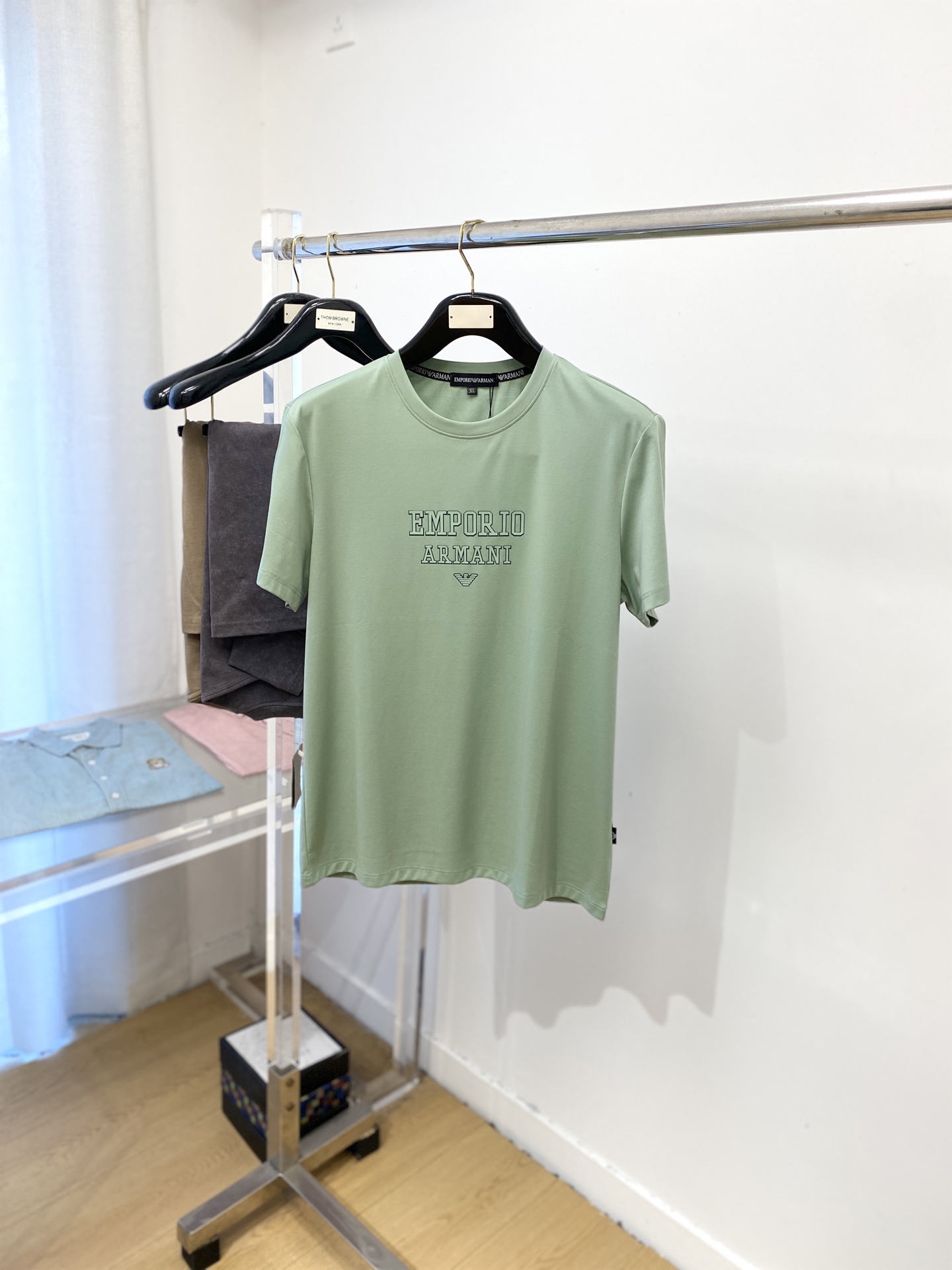 NO:518130,Armani, the latest short-sleeved T-shirt in 2025, handsome and fashionable, top-grade glue-printed letter logo on the chest, simple and versatile style. The fabric cotton is not only crisp, maintains the trendy silhouette, but also comfortable to wear, and the yarn is more delicate, the number M-4XL,,armani, T-shirt,tees, t-shirt,alexander wang19860909阿玛尼、2025最新款短袖T恤,帅气时尚,胸前顶级印胶图案字母logo,简约百搭款.面料棉 不仅挺括,保持潮流的廓形,又穿着舒适,纱织更细腻,码数M-4XL,,armani,T-shirt,tees，t-shirt,alexander wang,Men's clothing