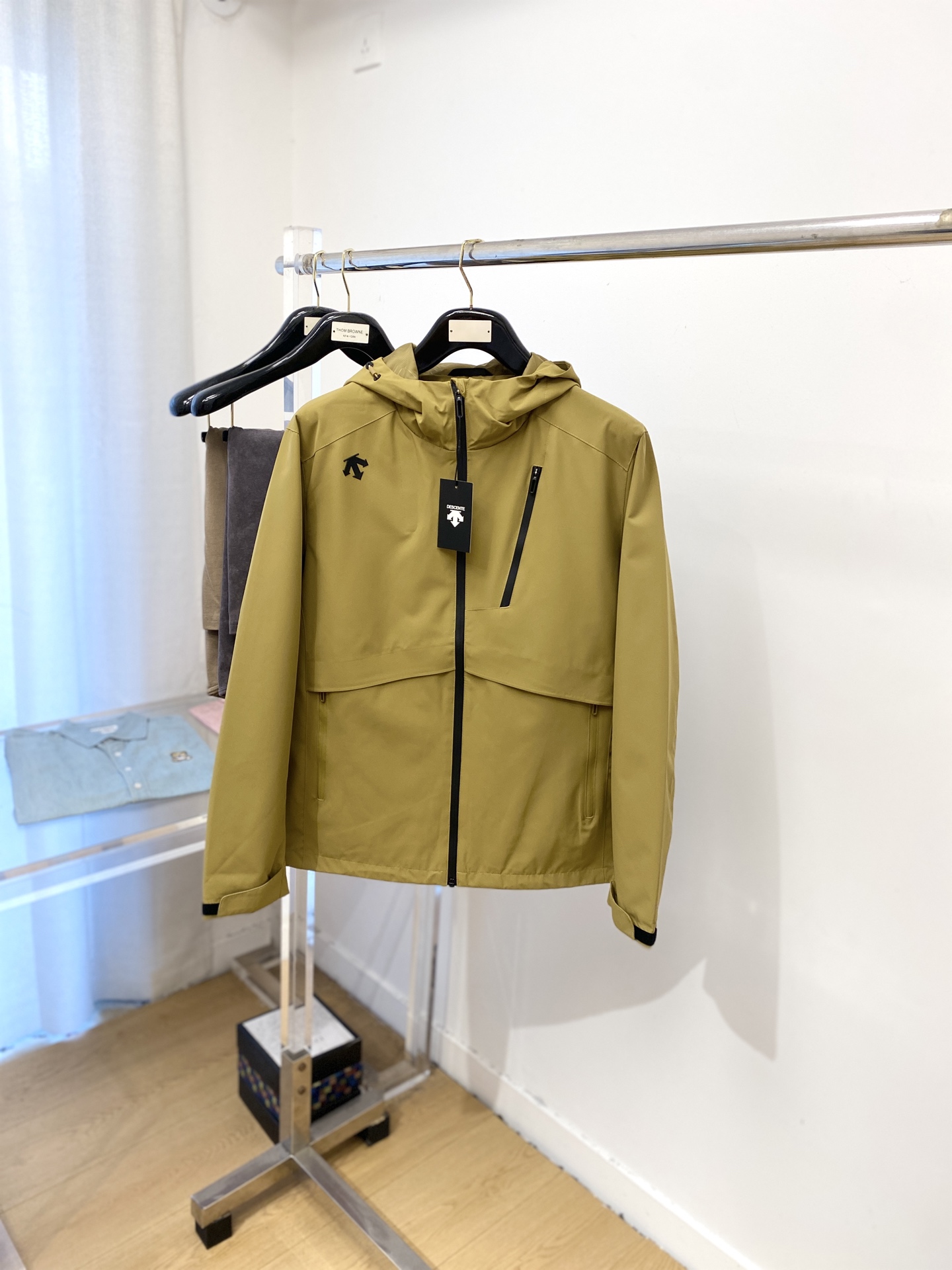 “DESCENTE DiSant 2025 Jackets: Custom-Made Fashion with Unique Logo and Comfortable Fit” - 图片 1